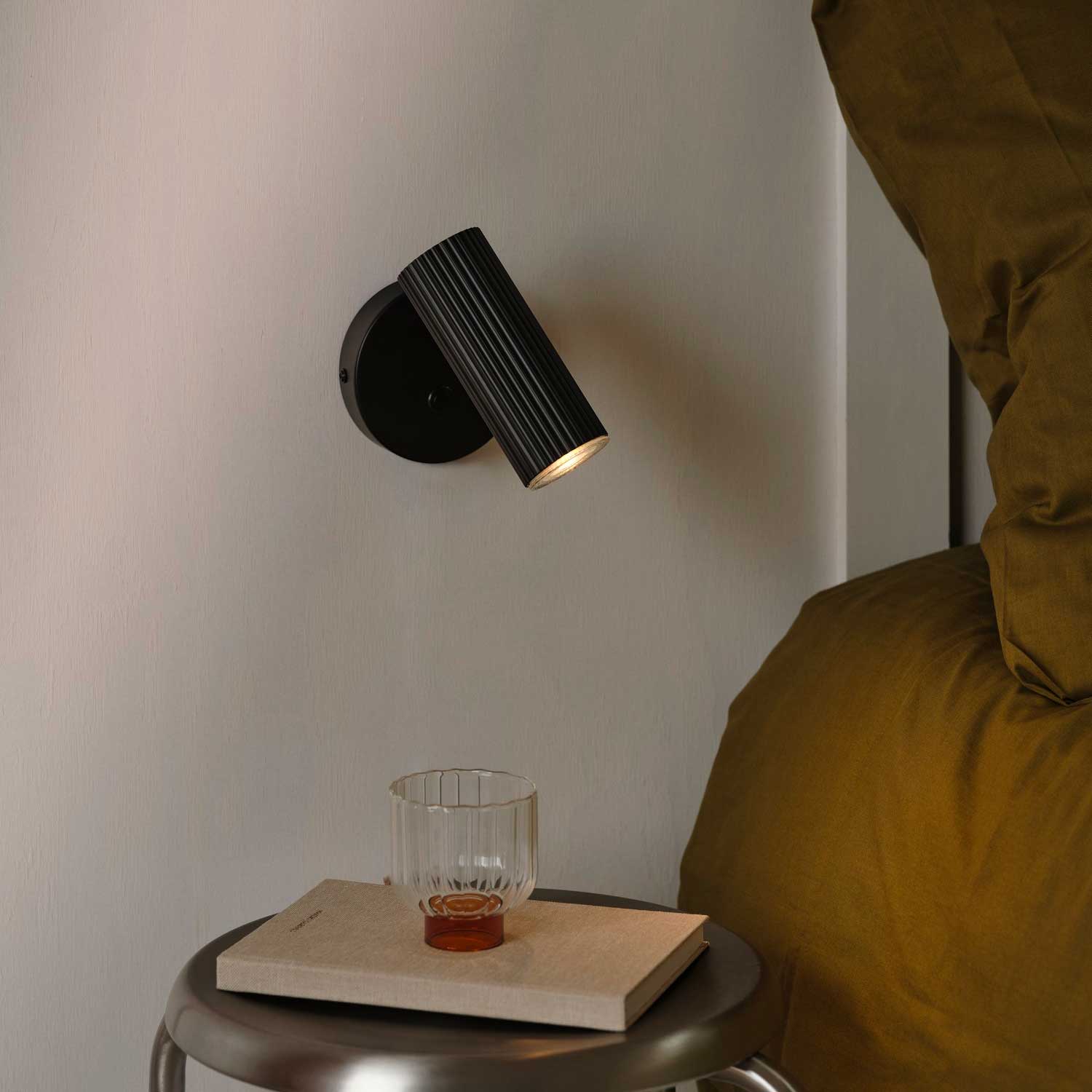 Vico - Applique murale noire avec port USB-C pour chambre moderne