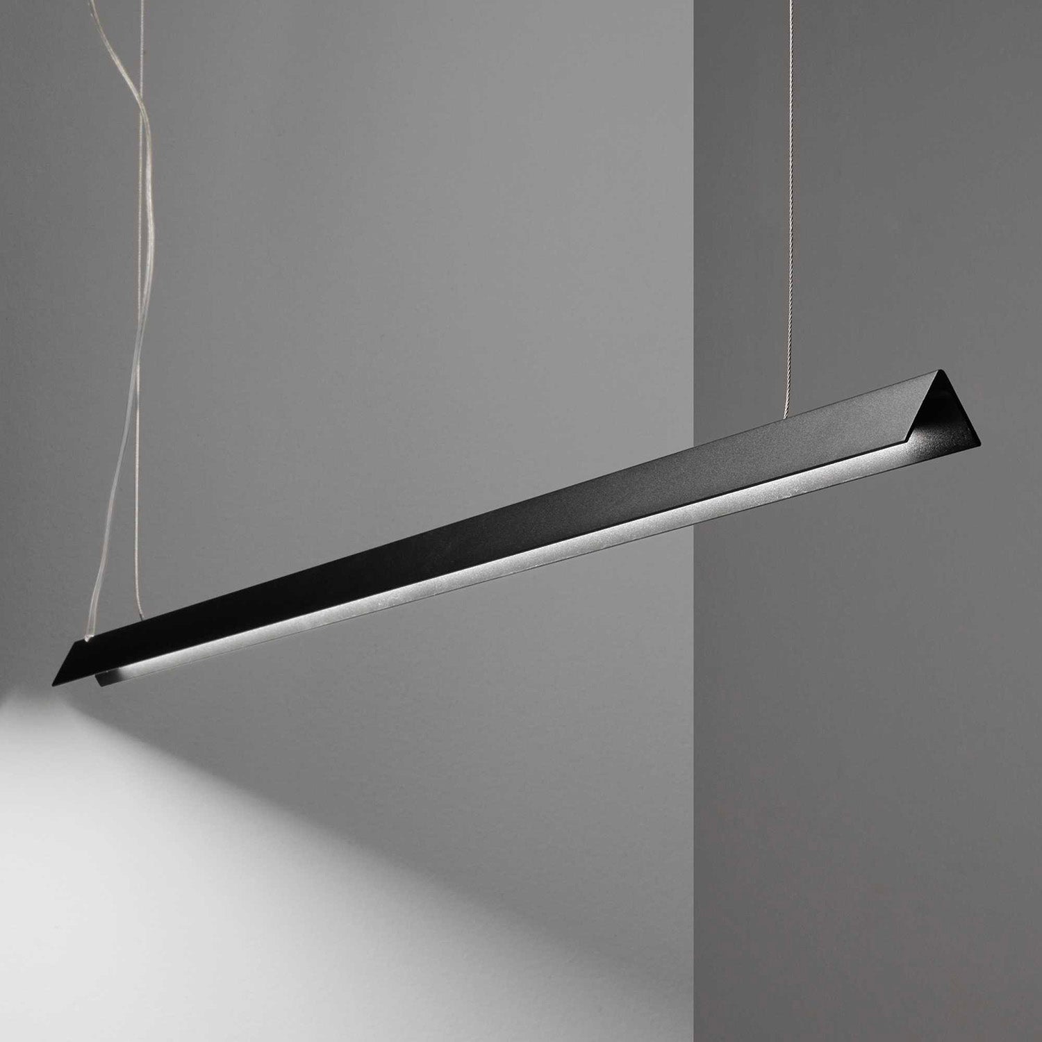 V-LINE - Black or white linear suspension with integrated LED