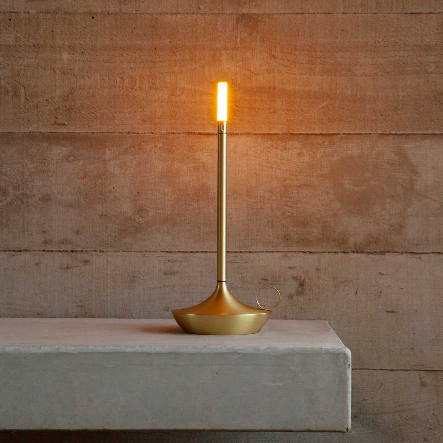 Wick - Переносная беспроводная перезаряжаемая лампа в форме свечи