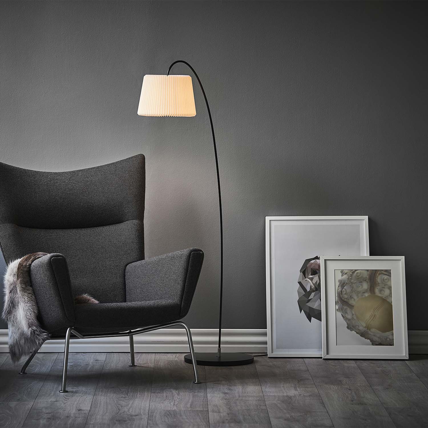 SNOWDROP - Stehlampe mit gebasteltem, plissiertem Papier im Angelrutenstil