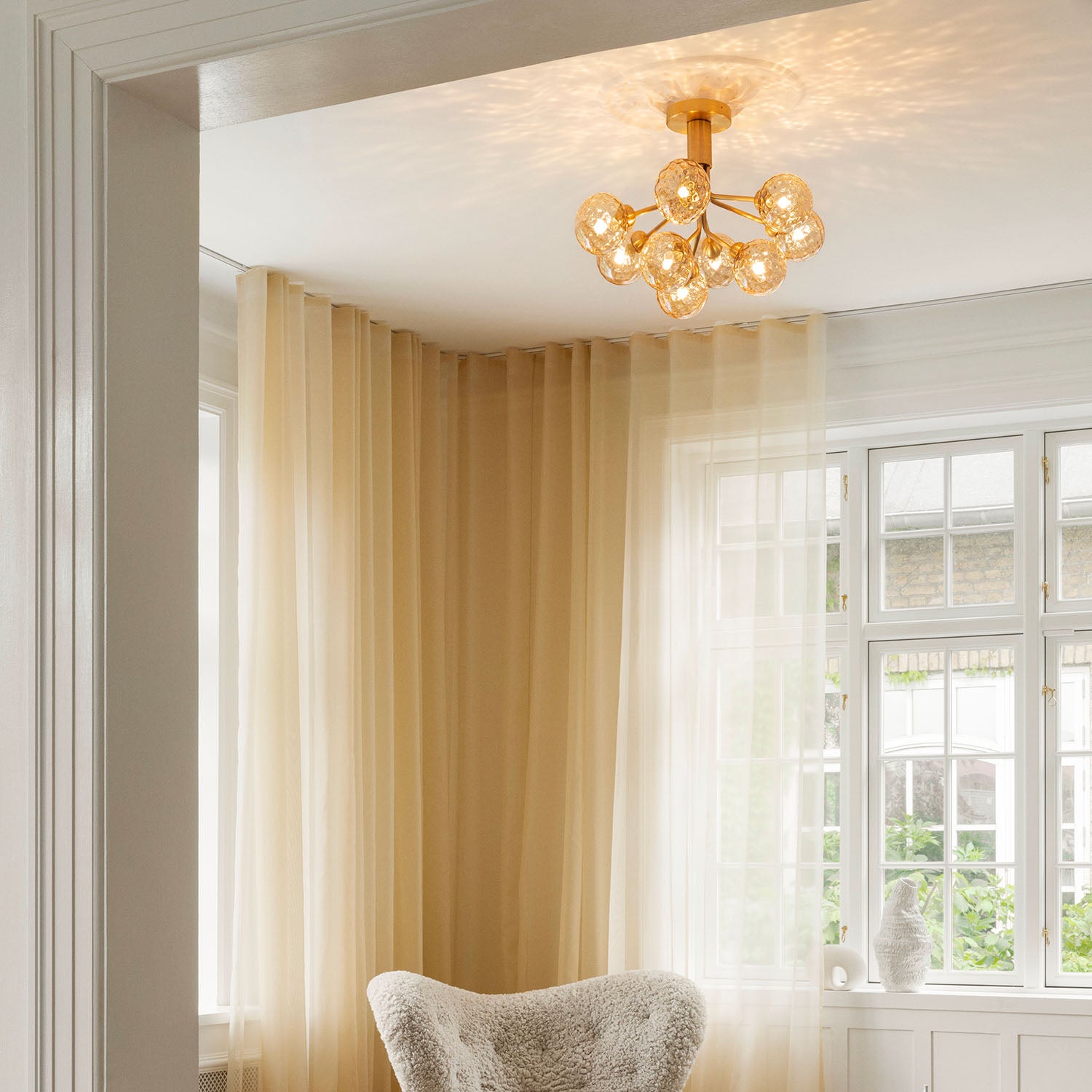 APIALES Optic - Schwarze oder goldene Deckenleuchte mit Glaskugeln