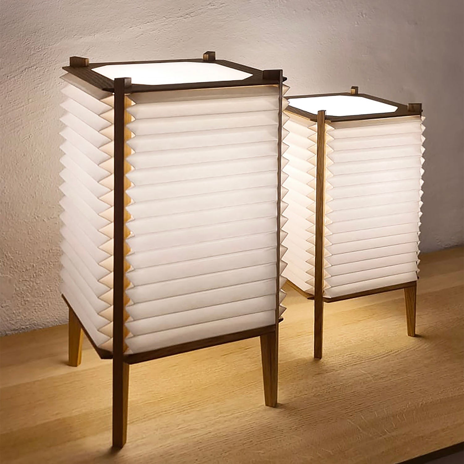 BEE HIVE - Lámpara de mesa en madera y papel plisado estilo japonés