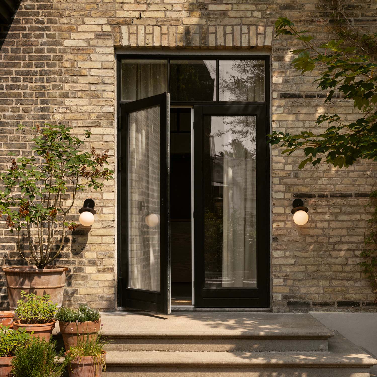 LIILA Opal Outdoor - Элегантный и дизайнерский уличный настенный светильник класса люкс