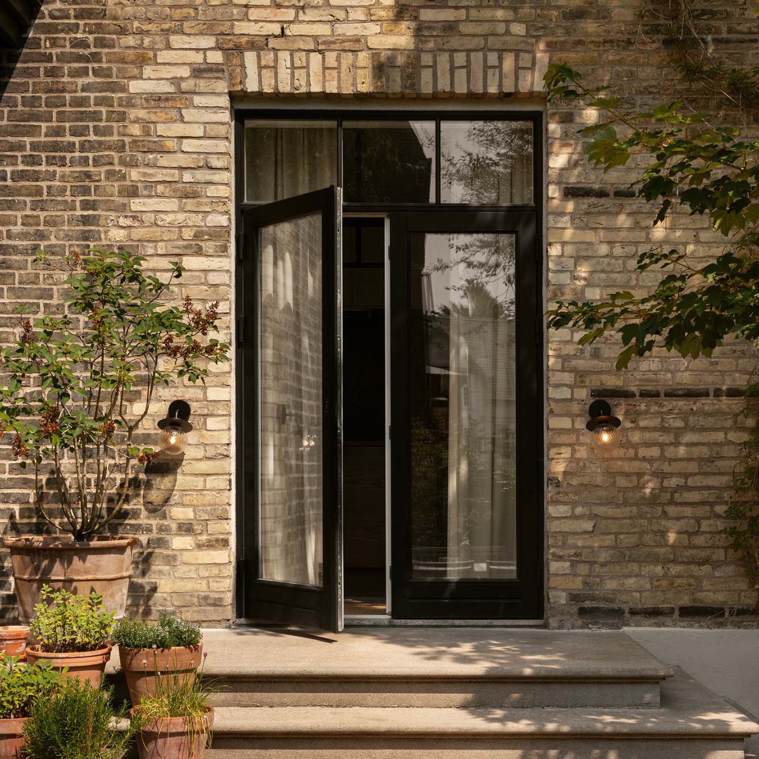 LIILA Optic Outdoor - Элегантный и дизайнерский уличный настенный светильник класса люкс
