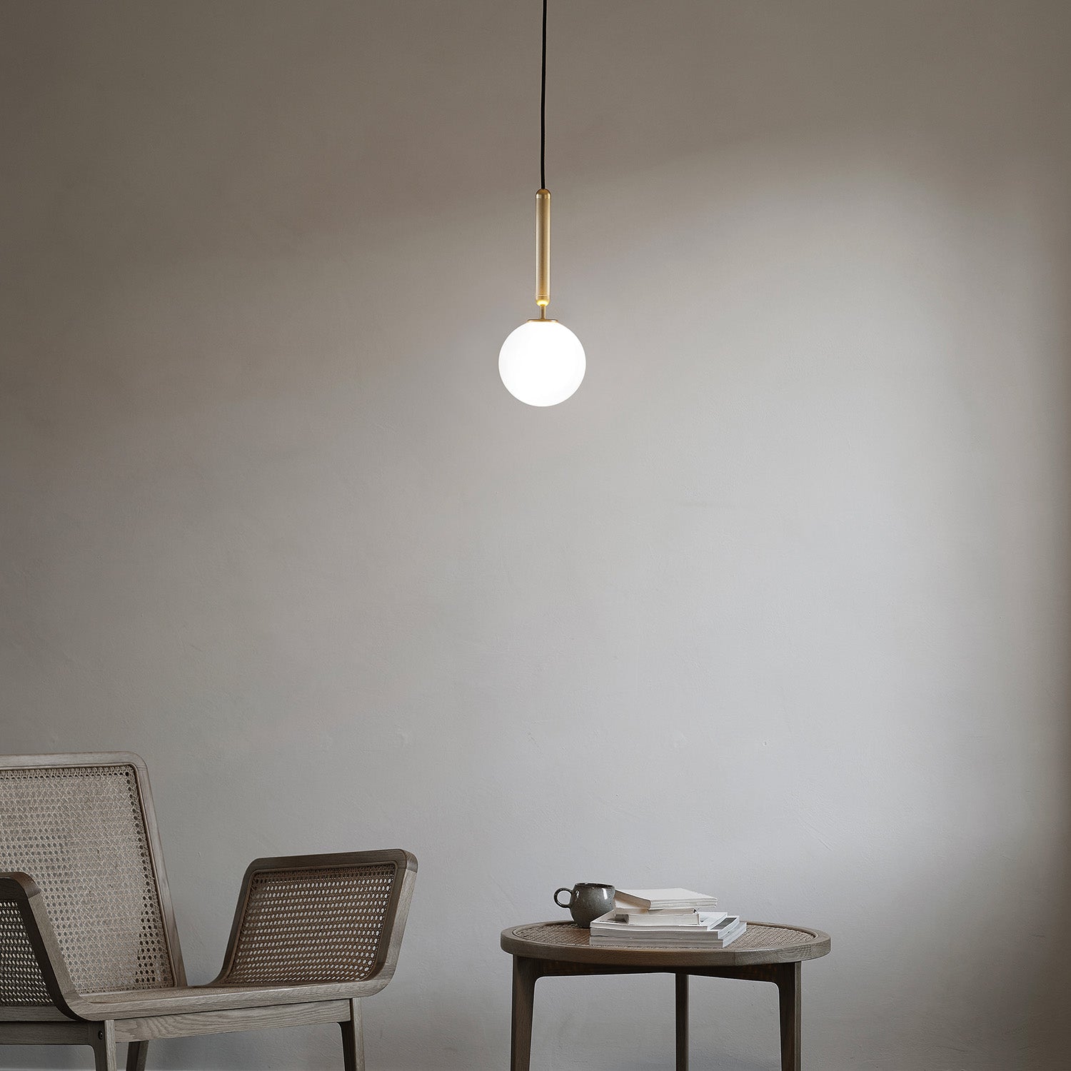 MIIRA 1 Opal - elegante und minimalistische Hängeleuchte, goldfarben oder schwarz