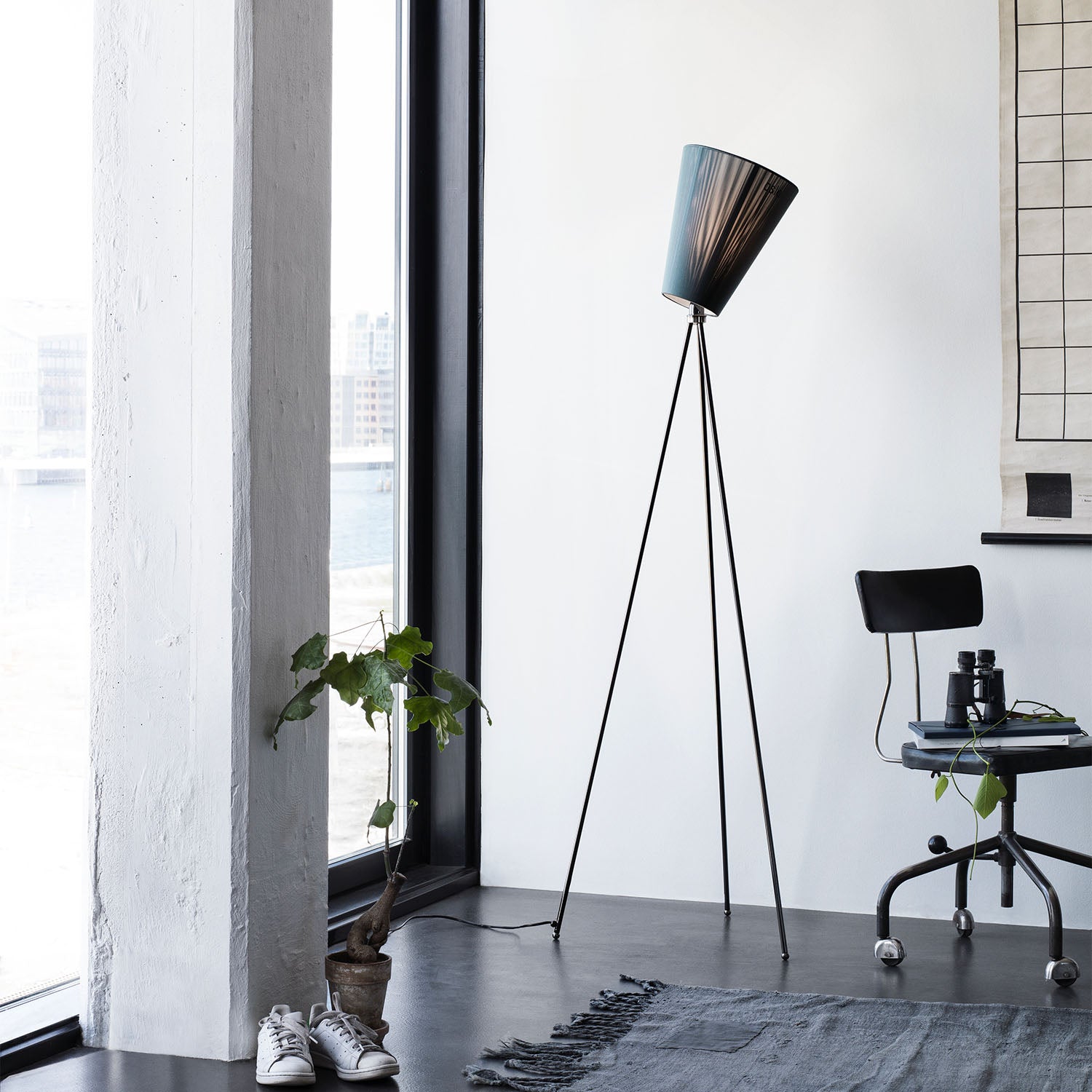 OSLO WOOD - Lampada da terra a treppiede, paralume in tessuto vintage