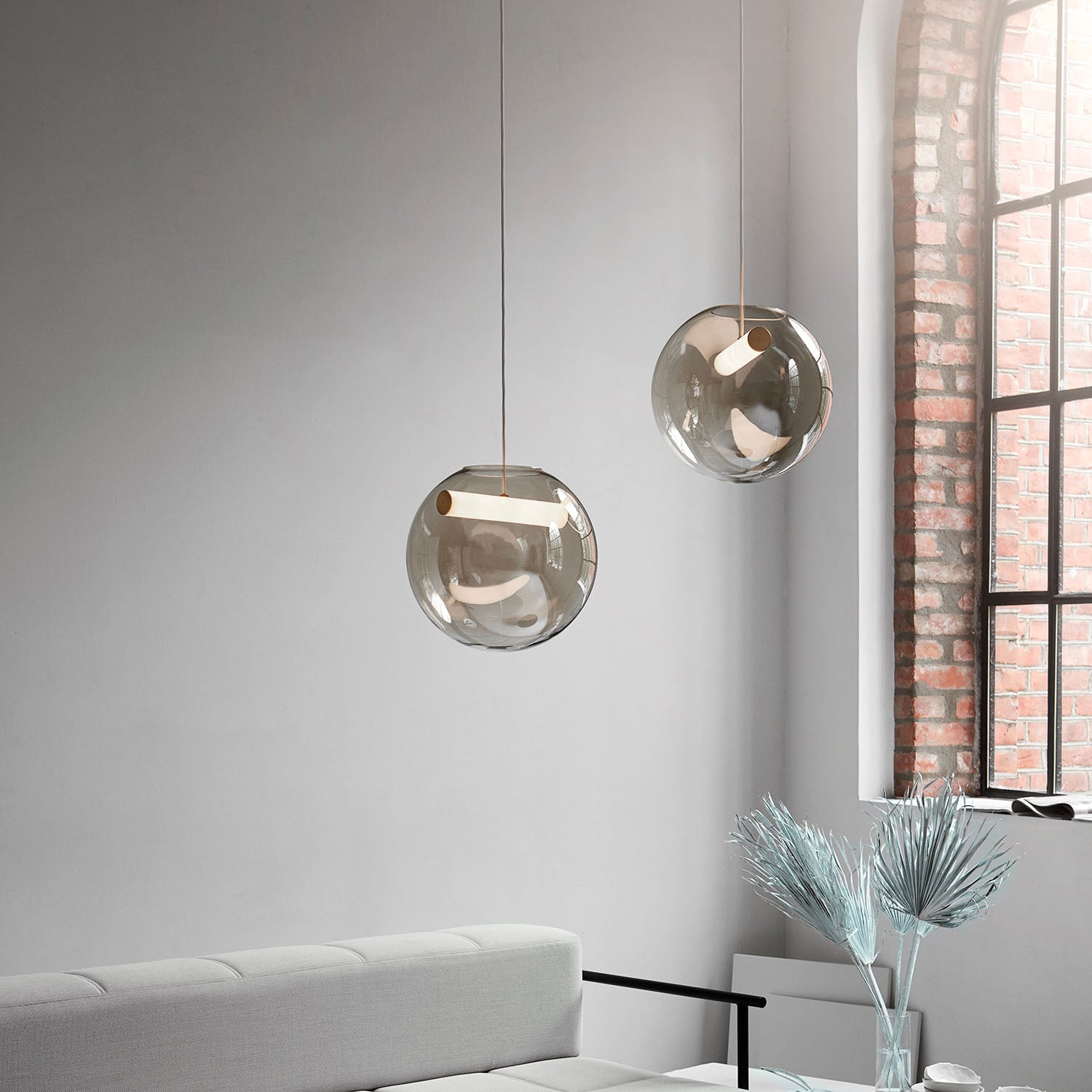 REVEAL - Lámpara colgante bola de vidrio ahumado, tubo LED integrado, diseño italiano