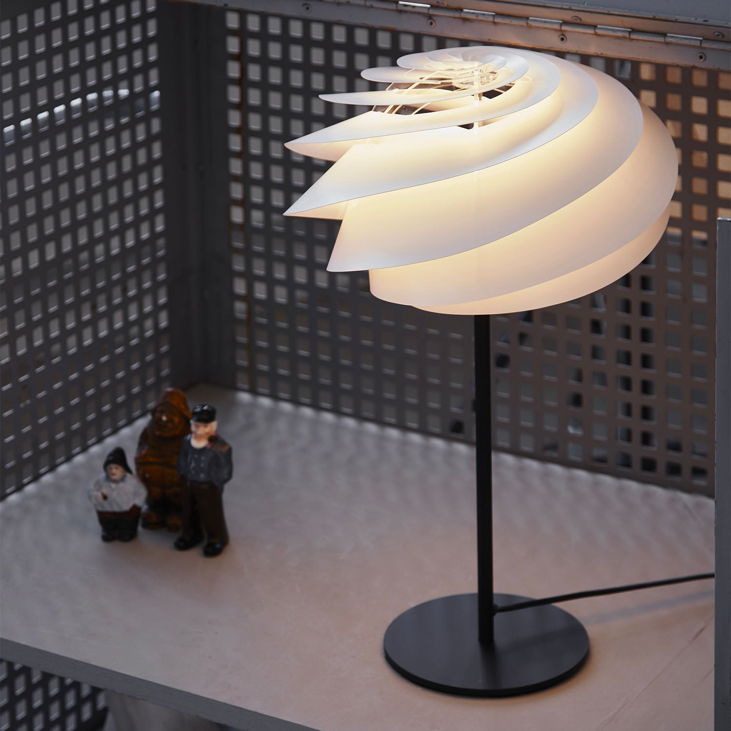 SWIRL Table - Lampe à poser spirale blanc et noir, création designer