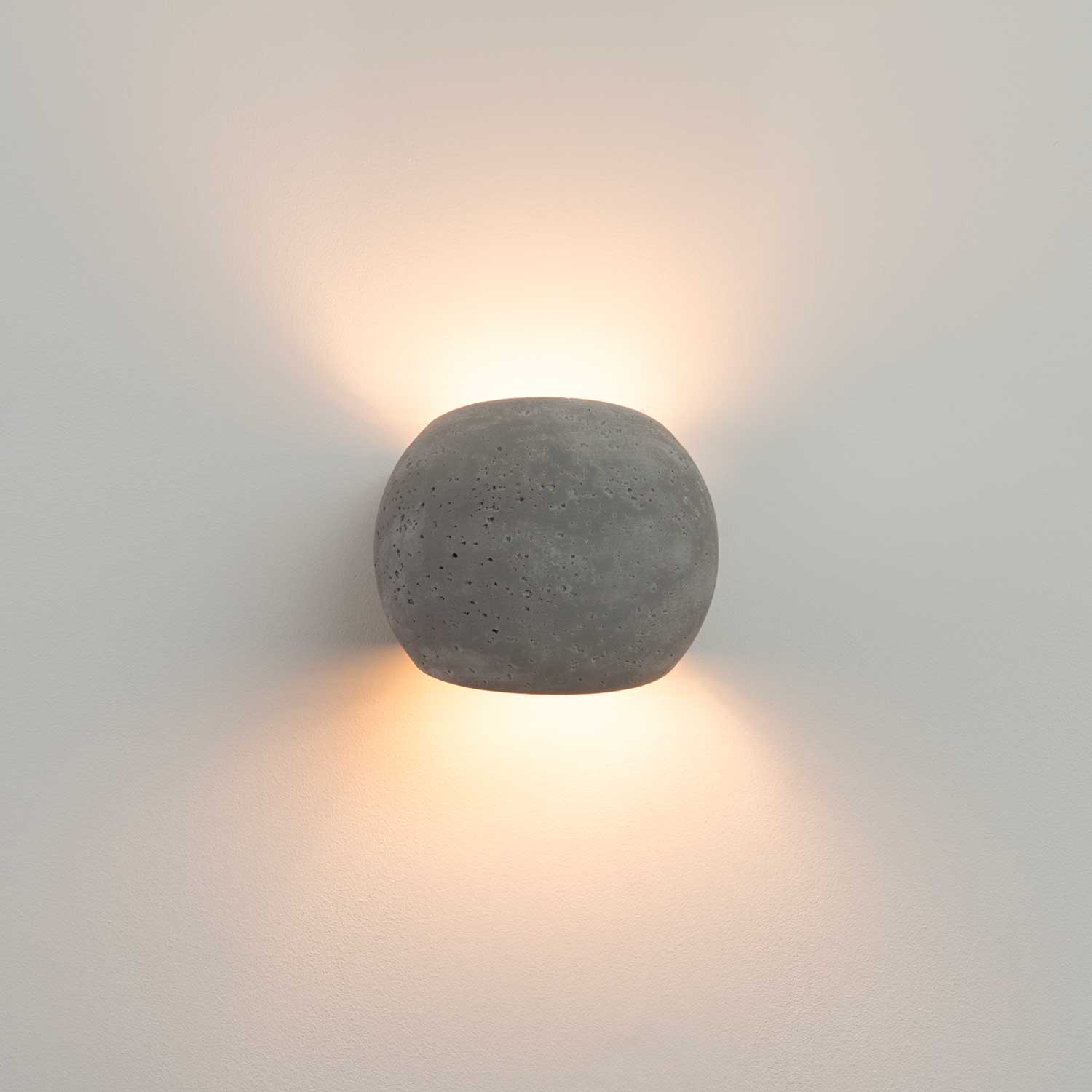 Avior - Beton-Wandleuchte für industrielles Wohnzimmer