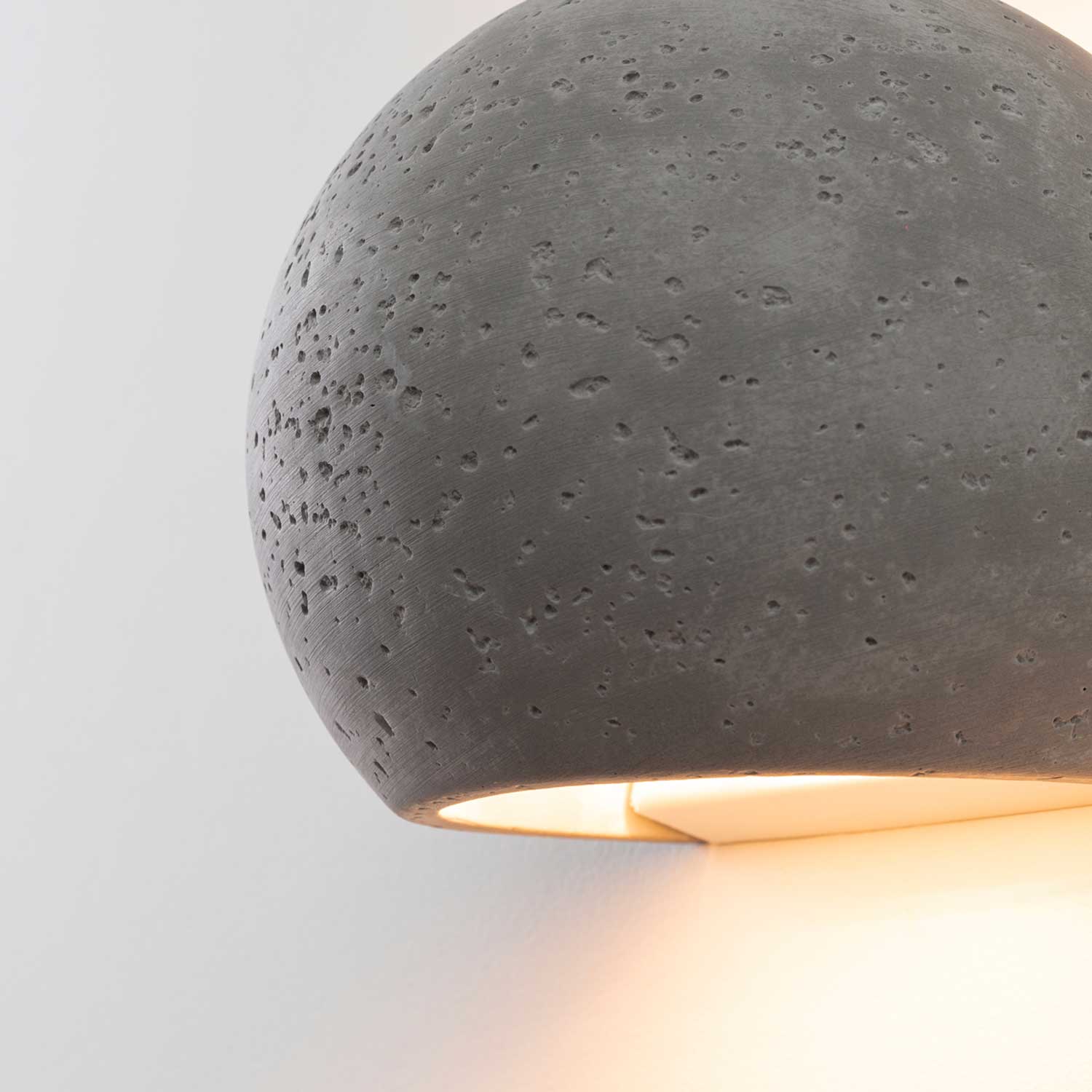 Avior - Beton-Wandleuchte für industrielles Wohnzimmer