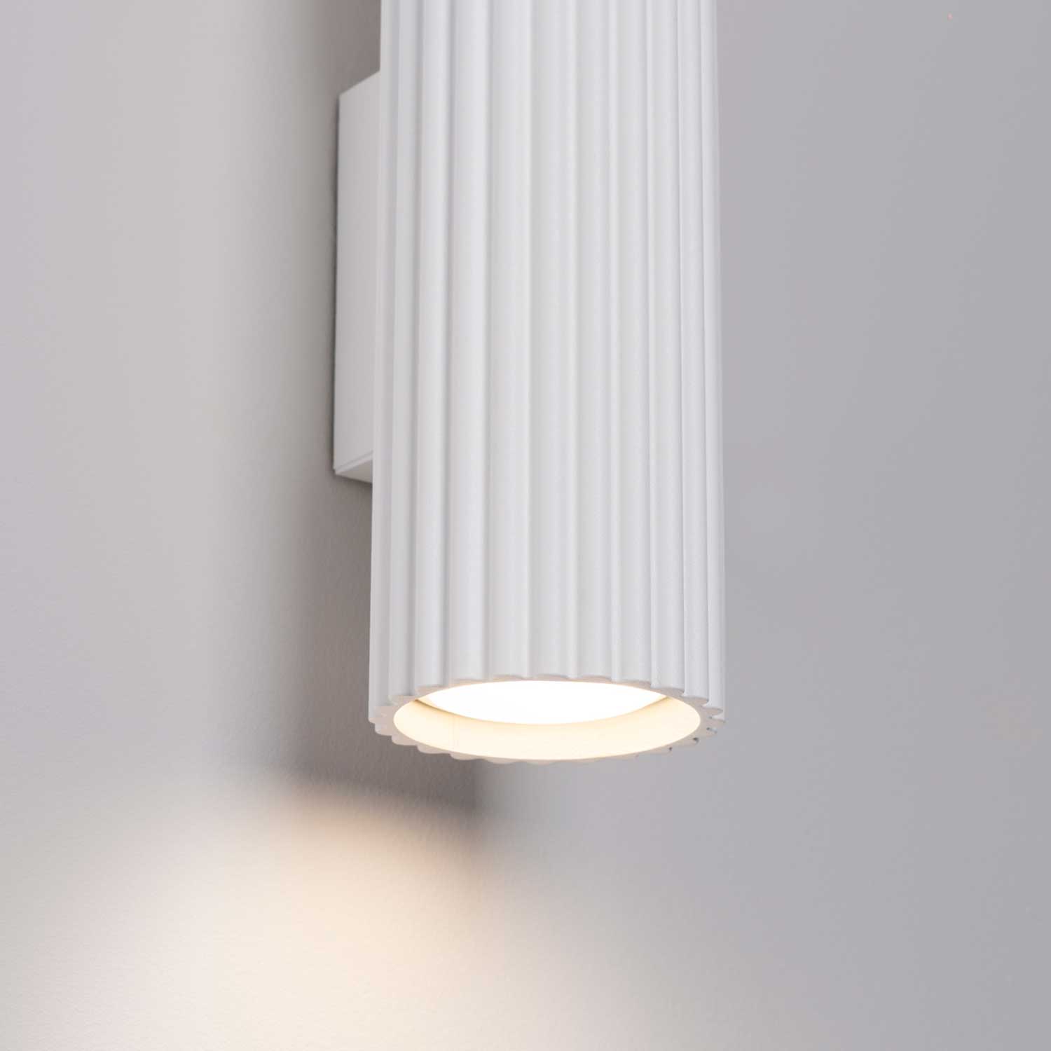 Buna - Designer-Wandleuchte aus geripptem Aluminium für Schlafzimmer