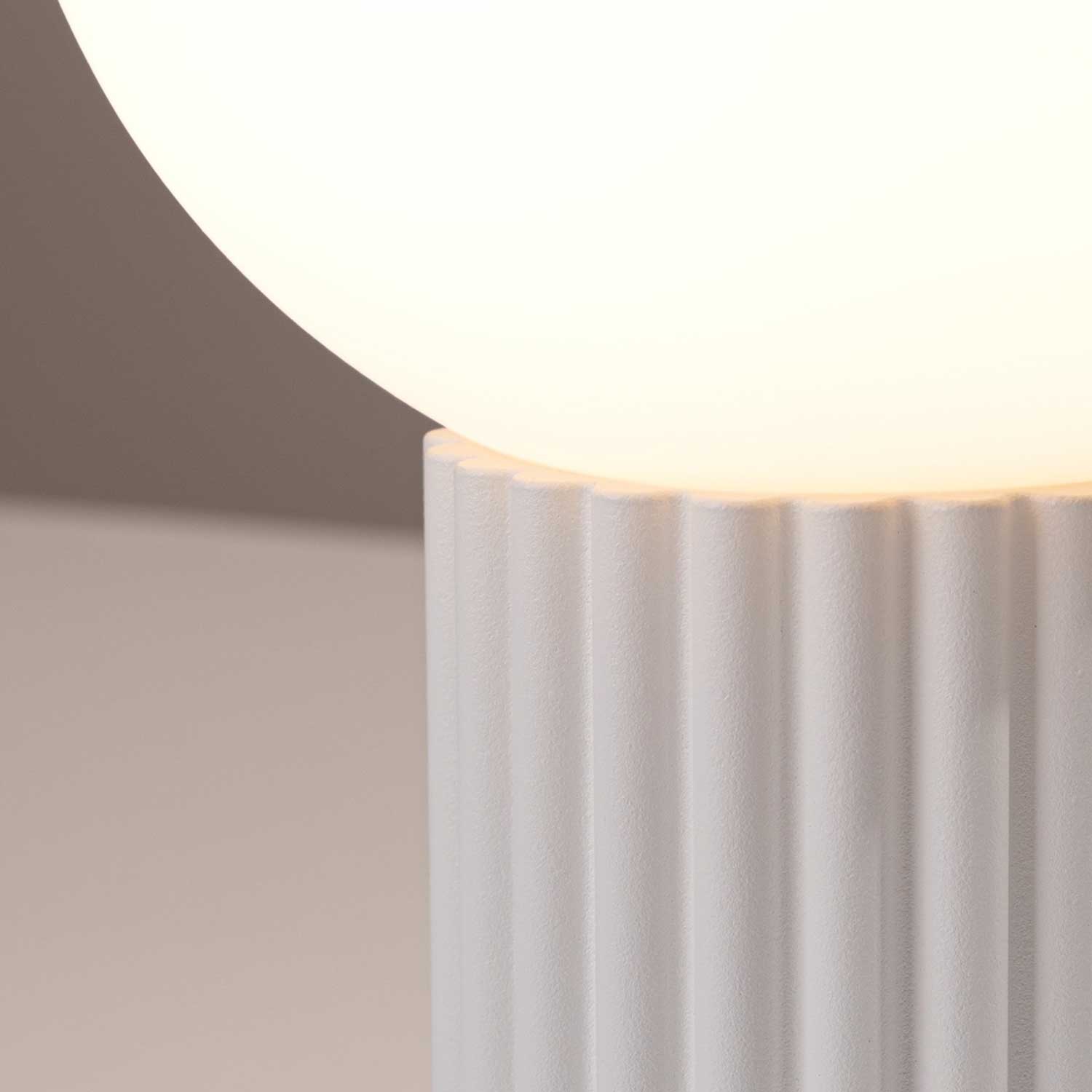Isis - Lampe à poser colorée pour chambre moderne