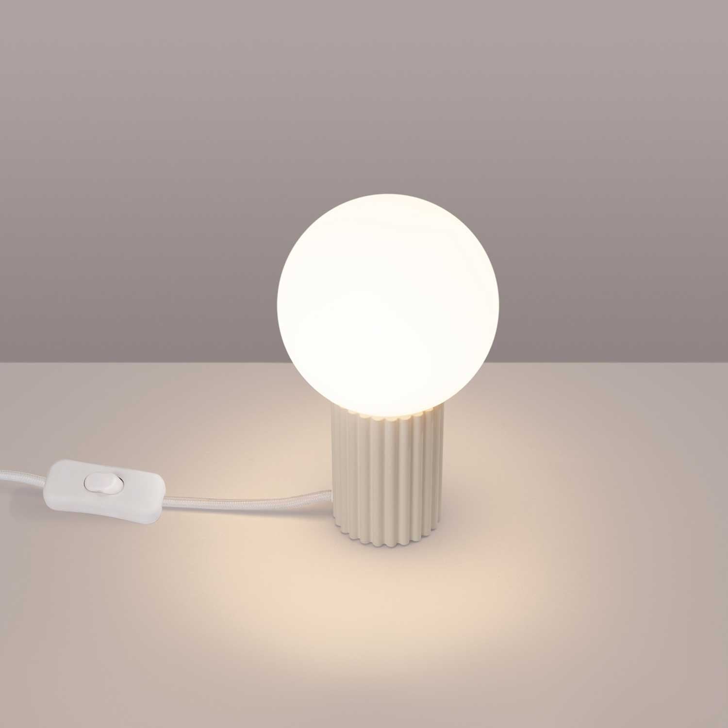 Isis - Lampe à poser colorée pour chambre moderne