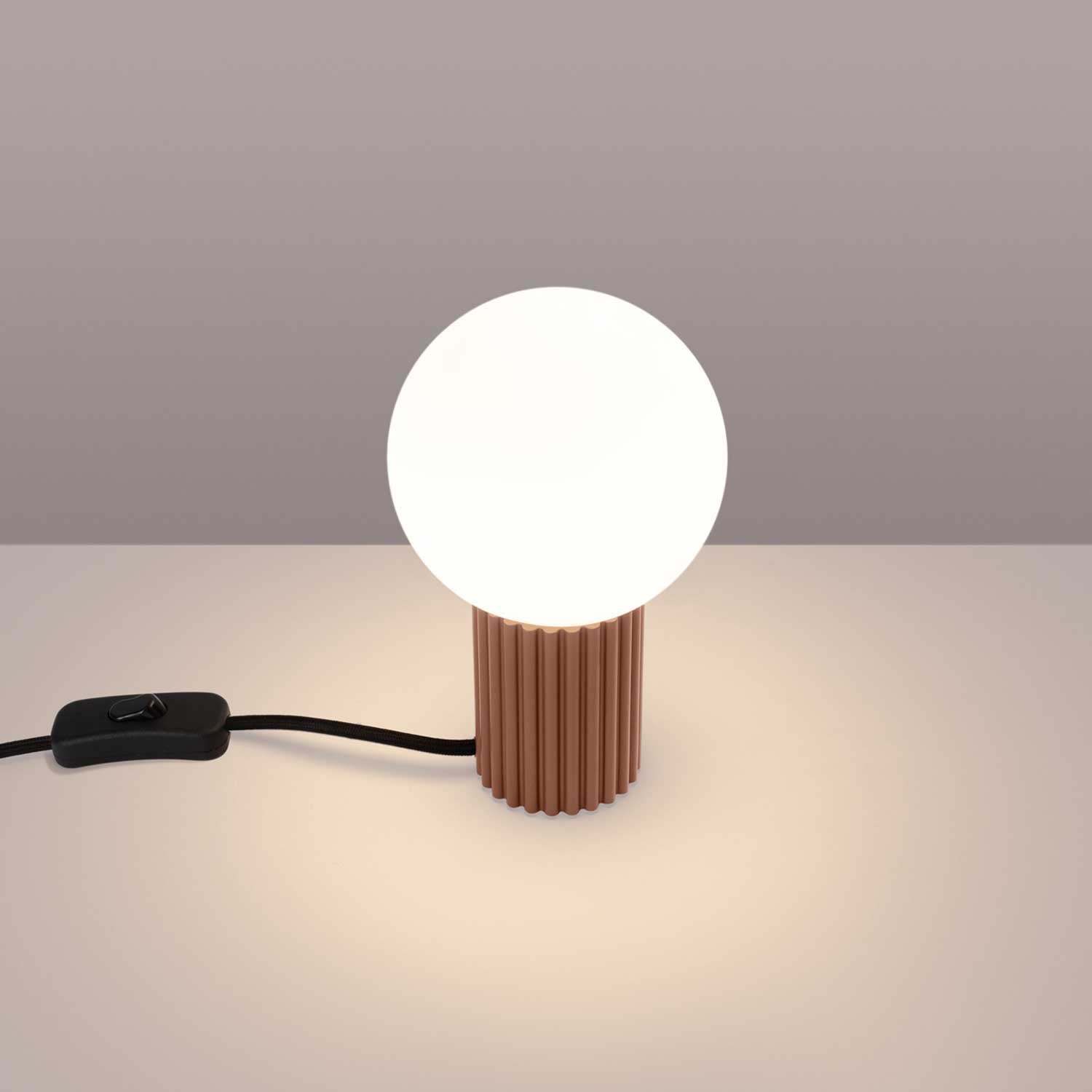 Isis - Lampe à poser colorée pour chambre moderne