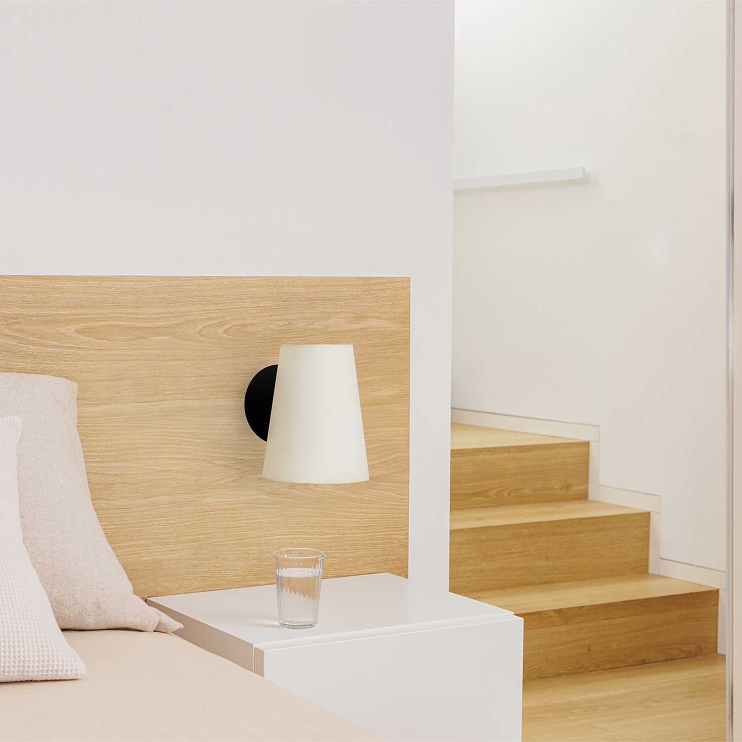 Lupe - Wandleuchte für das Schlafzimmer aus Stoff mit integrierter Leselampe