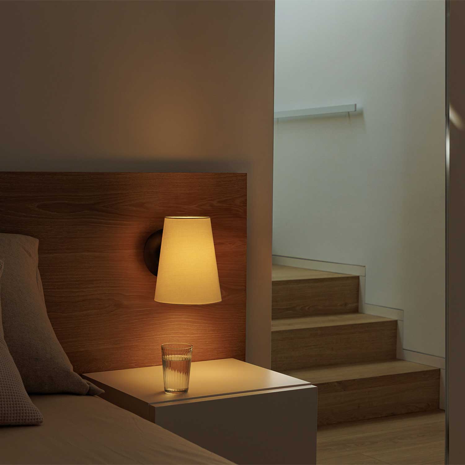 Lupe - Wandleuchte für das Schlafzimmer aus Stoff mit integrierter Leselampe
