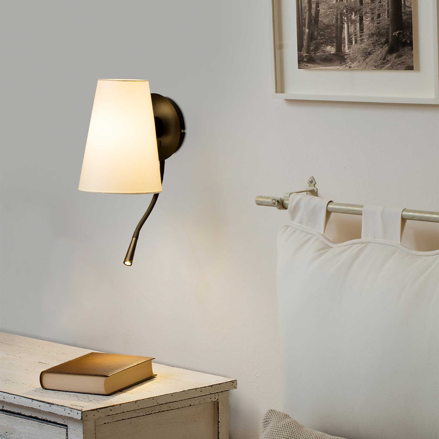 Lupe - Wandleuchte für das Schlafzimmer aus Stoff mit integrierter Leselampe