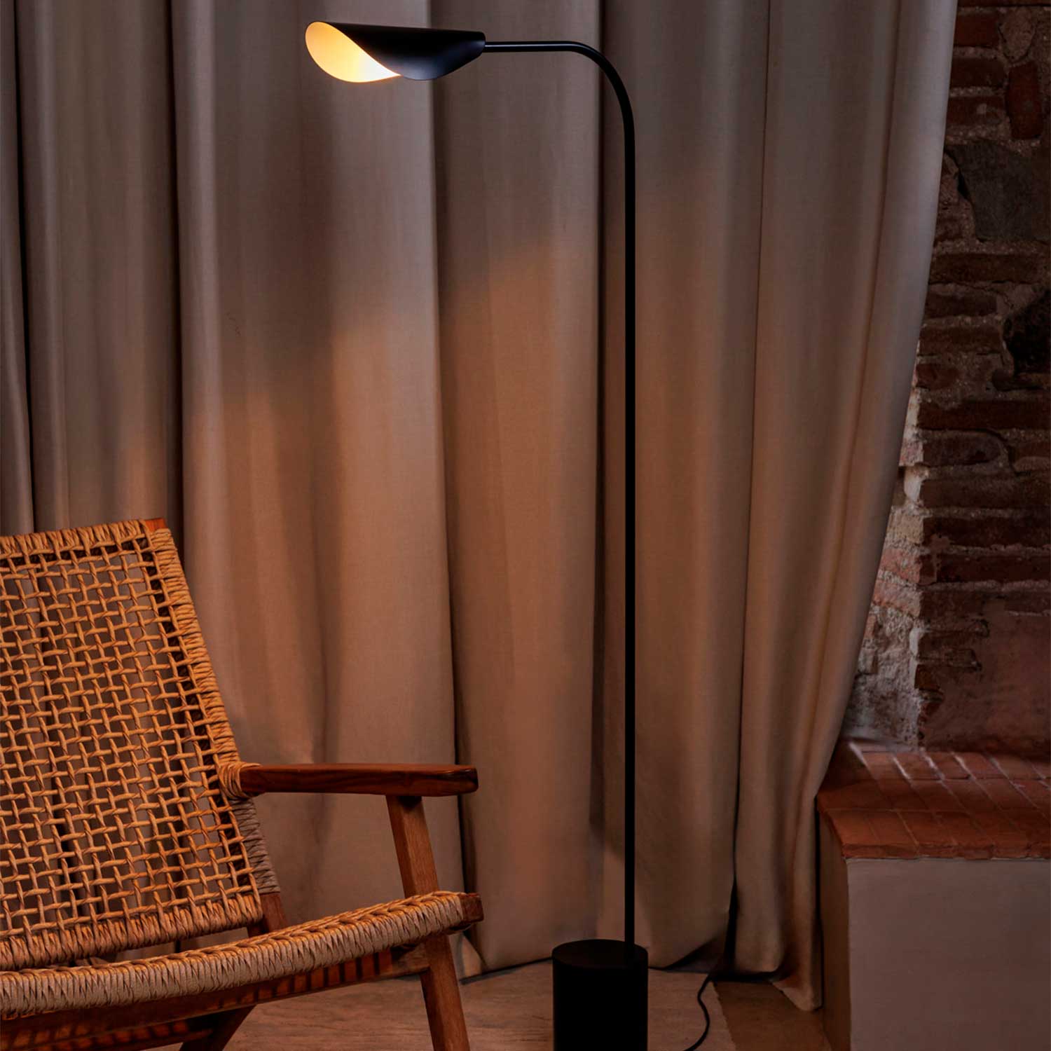 Liggera - Contemporary design black metal floor lamp