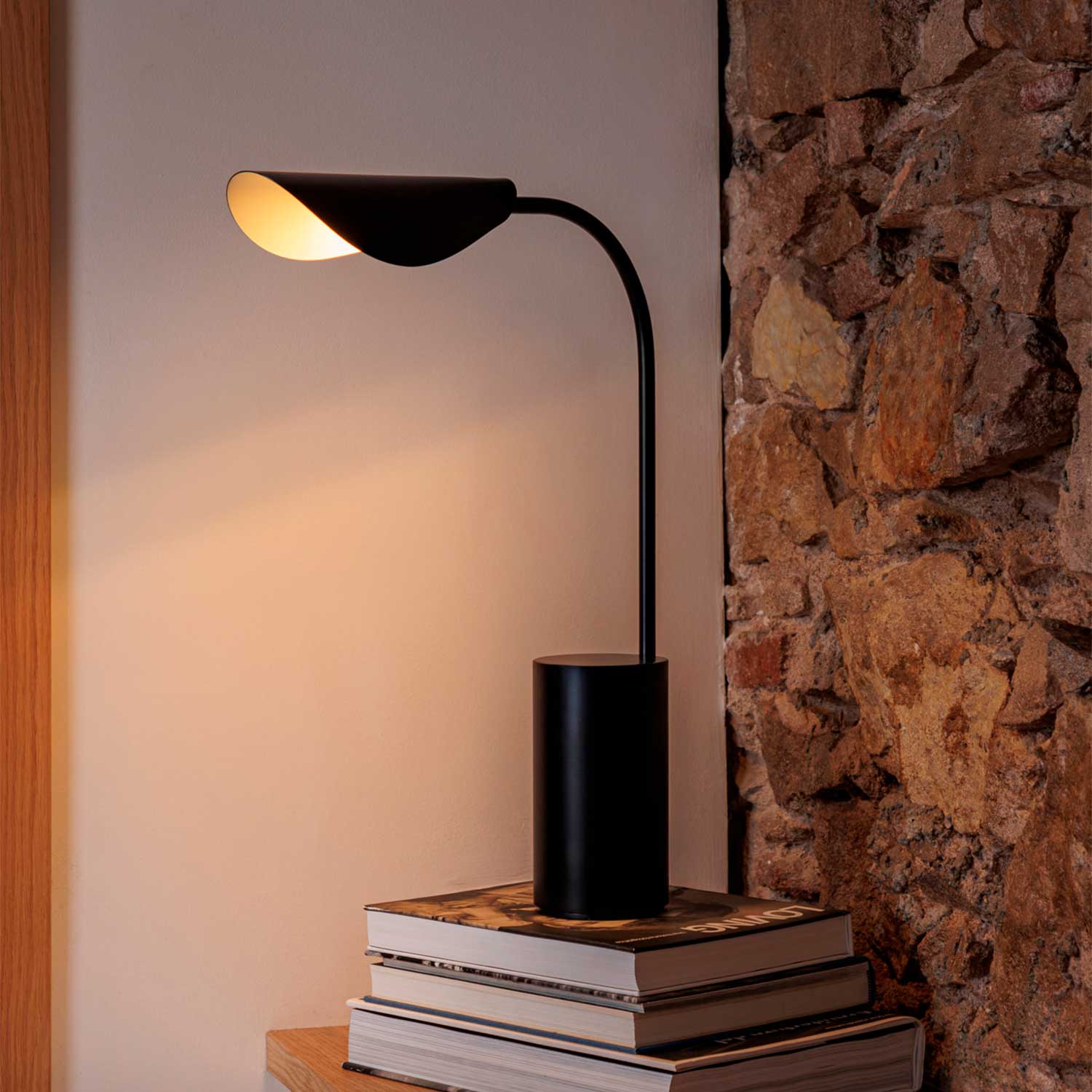 Liggera - Designer black steel desk lamp