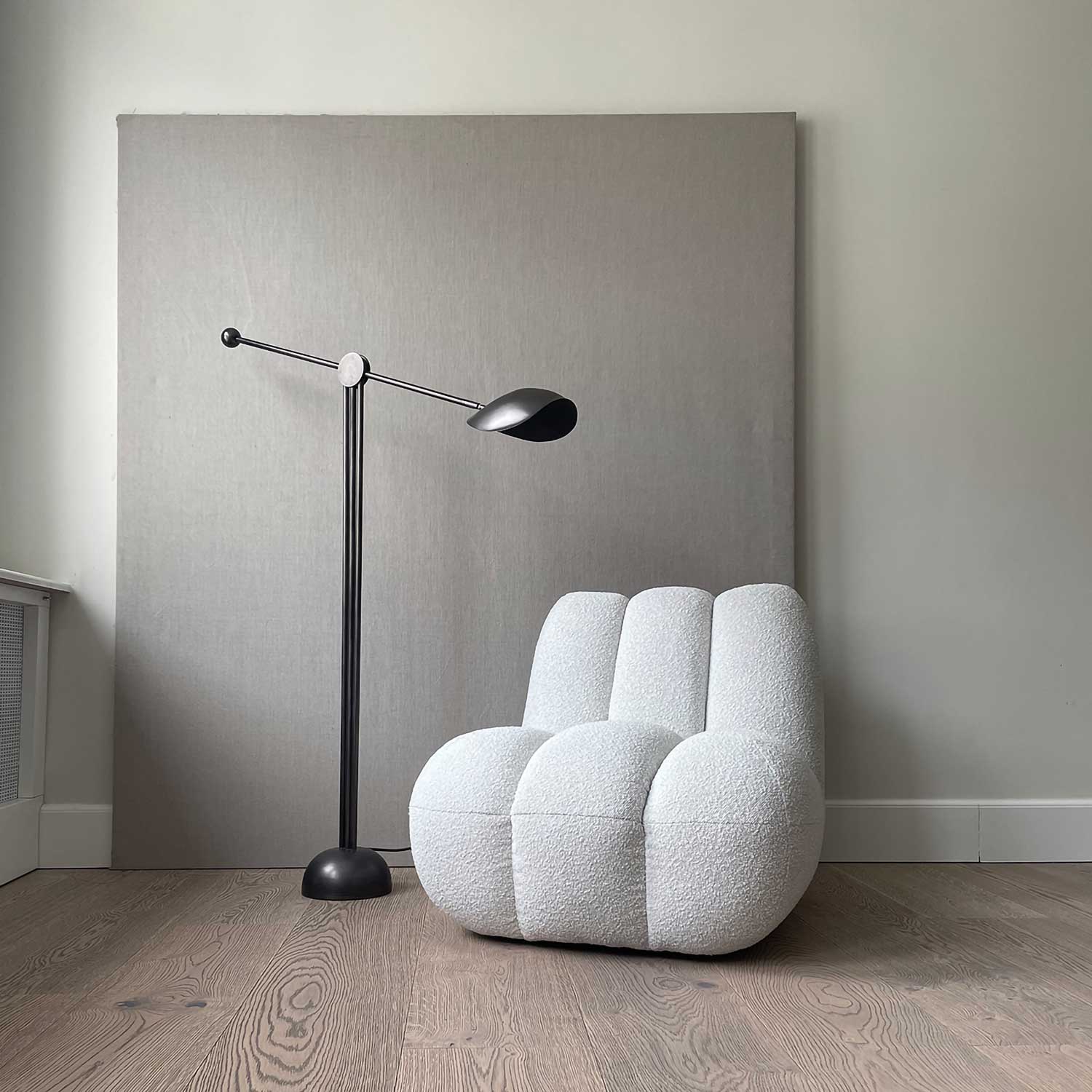 Stingray Floor - Lampadaire design en bronze pour salon brutaliste