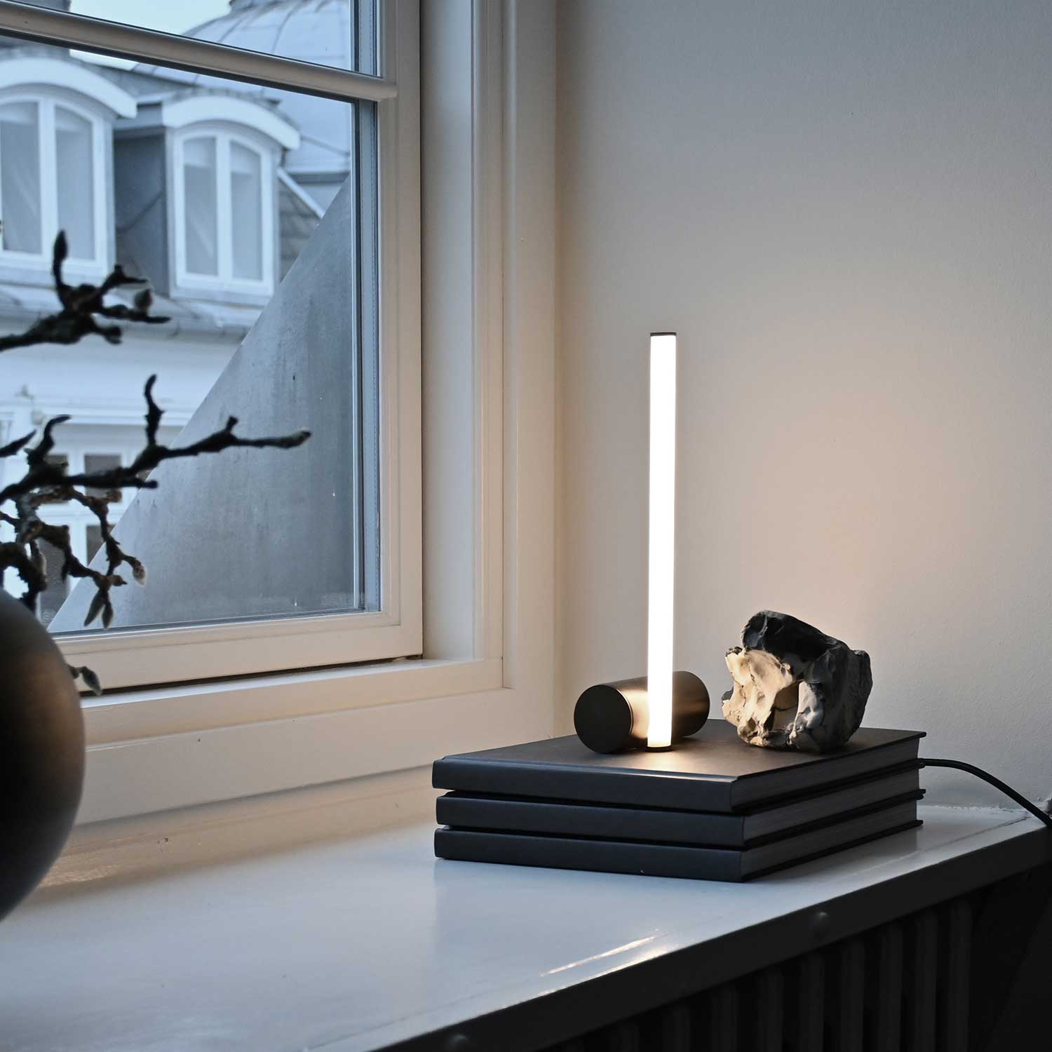 Stick Table - Lampe à poser bronze et tube LED contemporaine