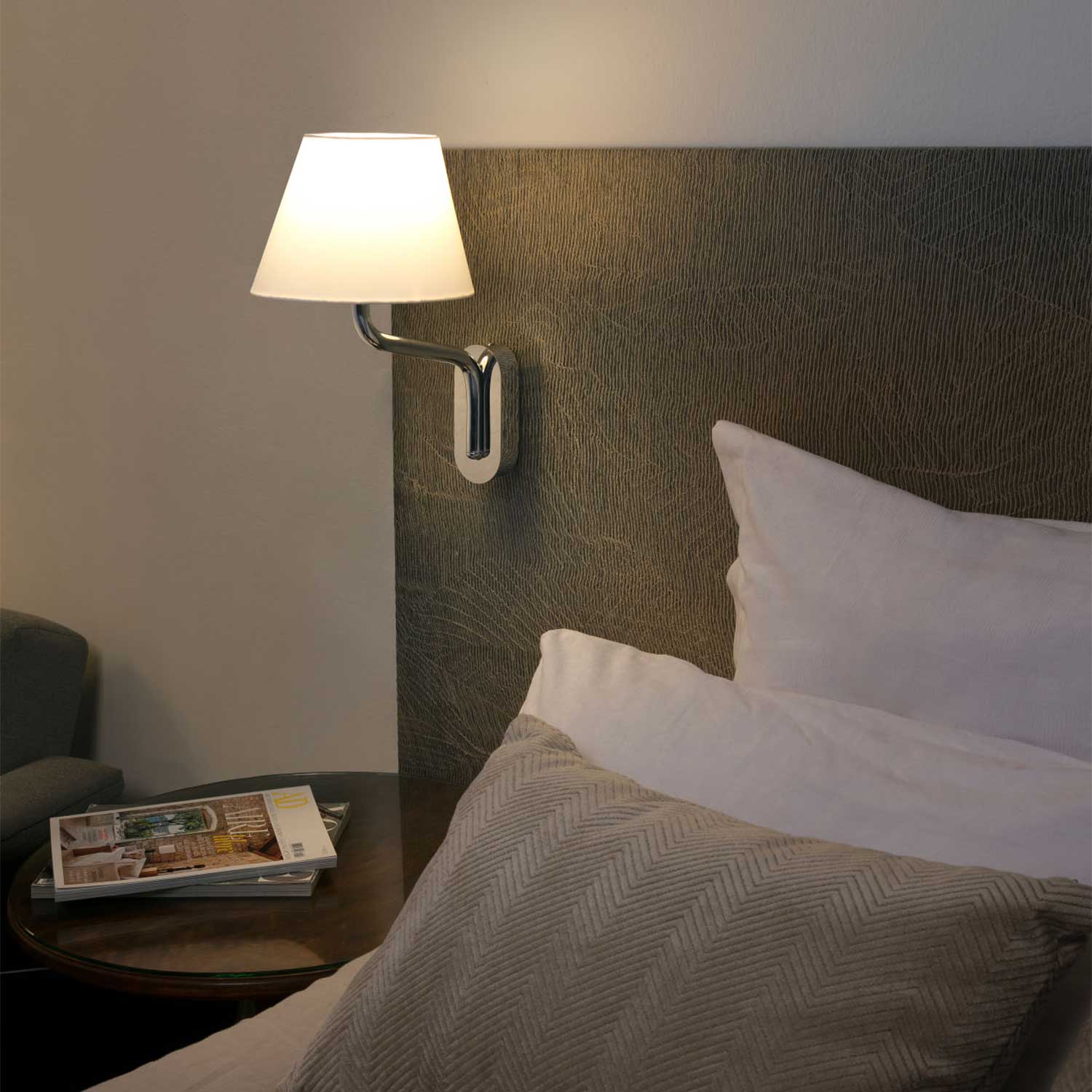 Eterna - Applique murale chromé avec abat-jour pour chambre hotel