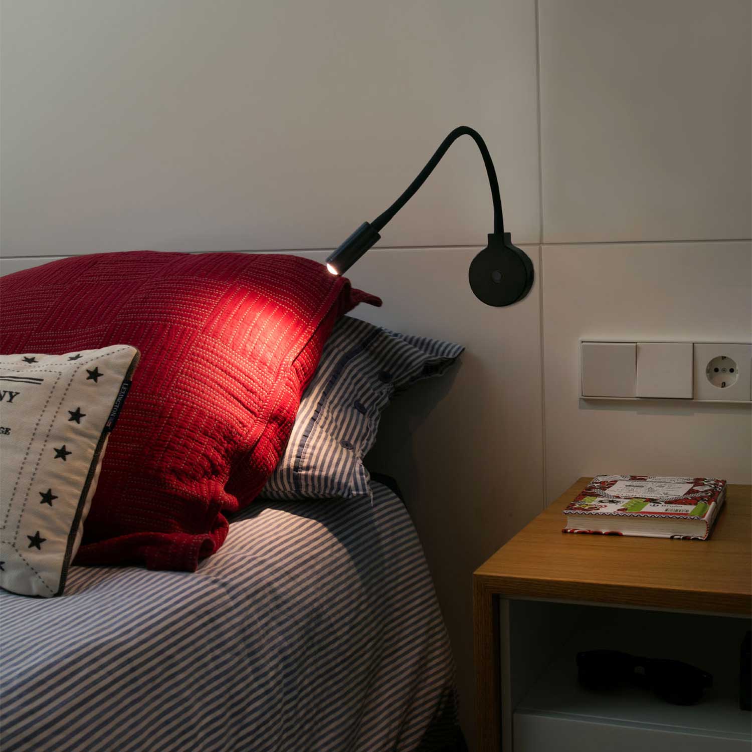 Pixie - Applique murale liseuse en acier pour chambre hotel