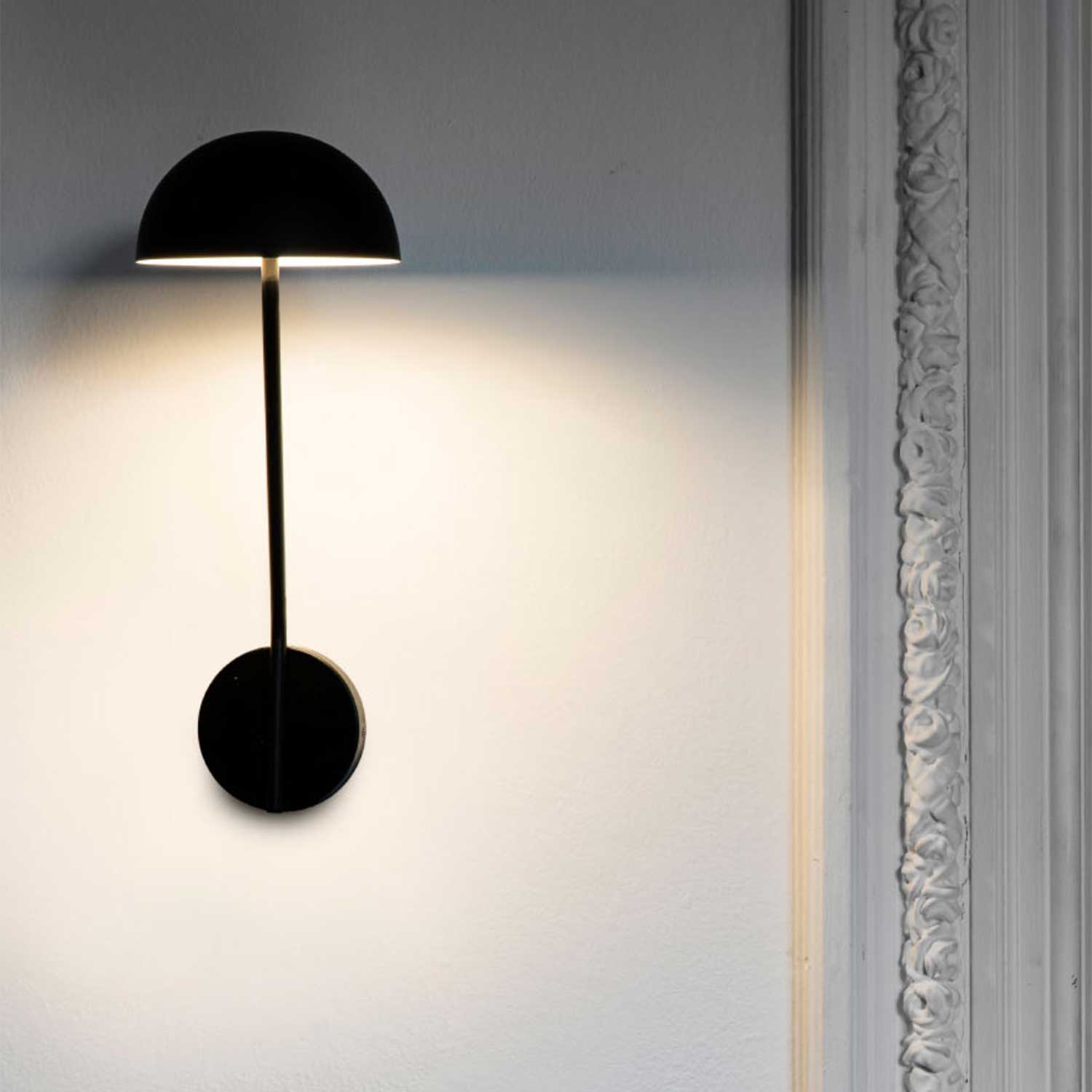 Pure - Aplique de pared LED negra de diseño para salón