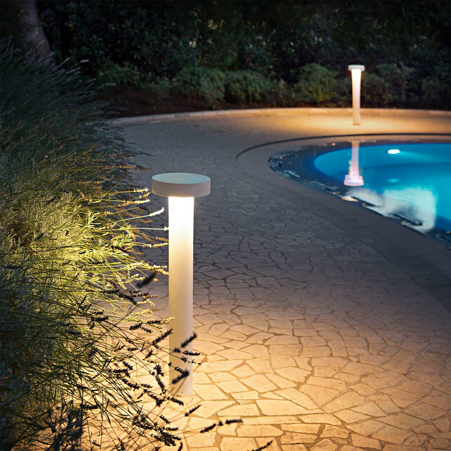 TESLA - Designer round light post, 360° lighting