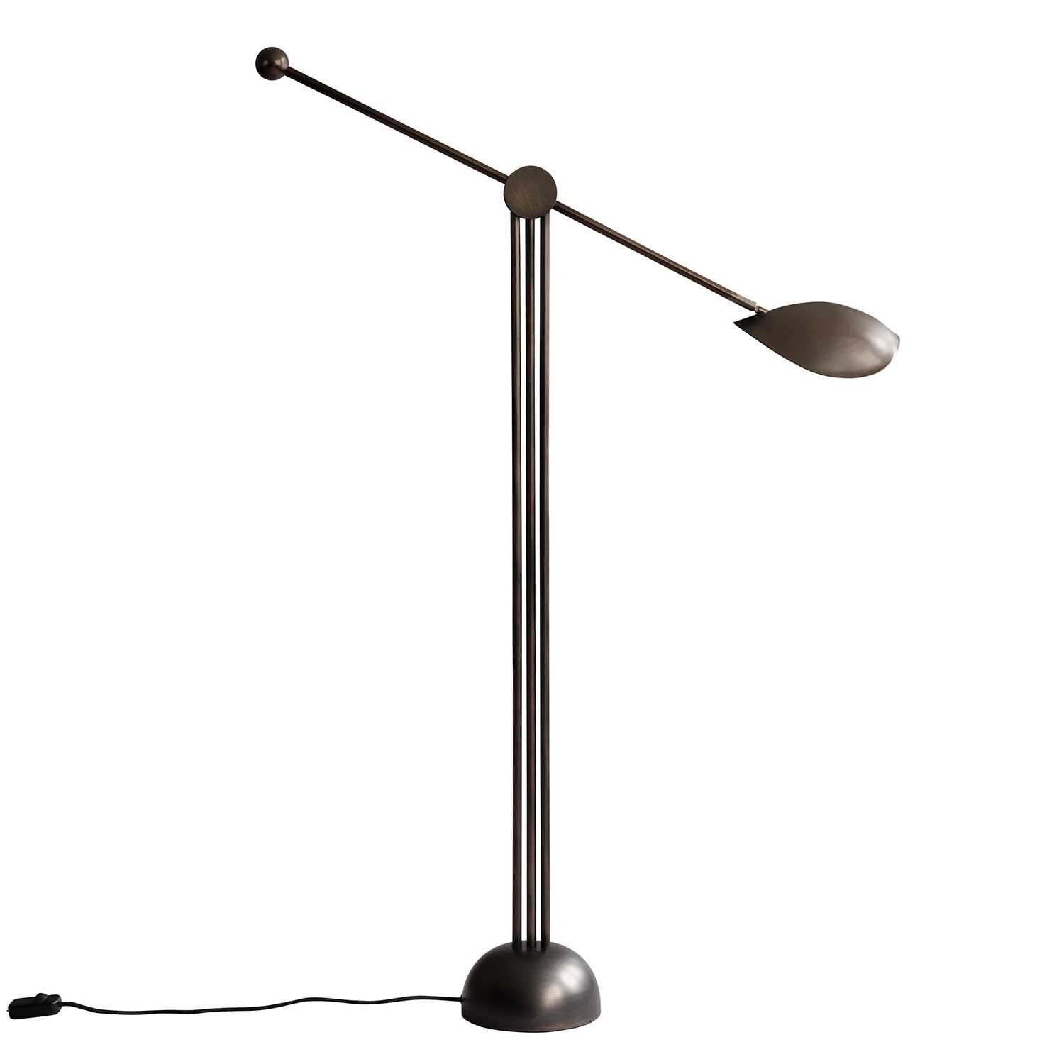 Stingray Floor - Lampadaire design en bronze pour salon brutaliste