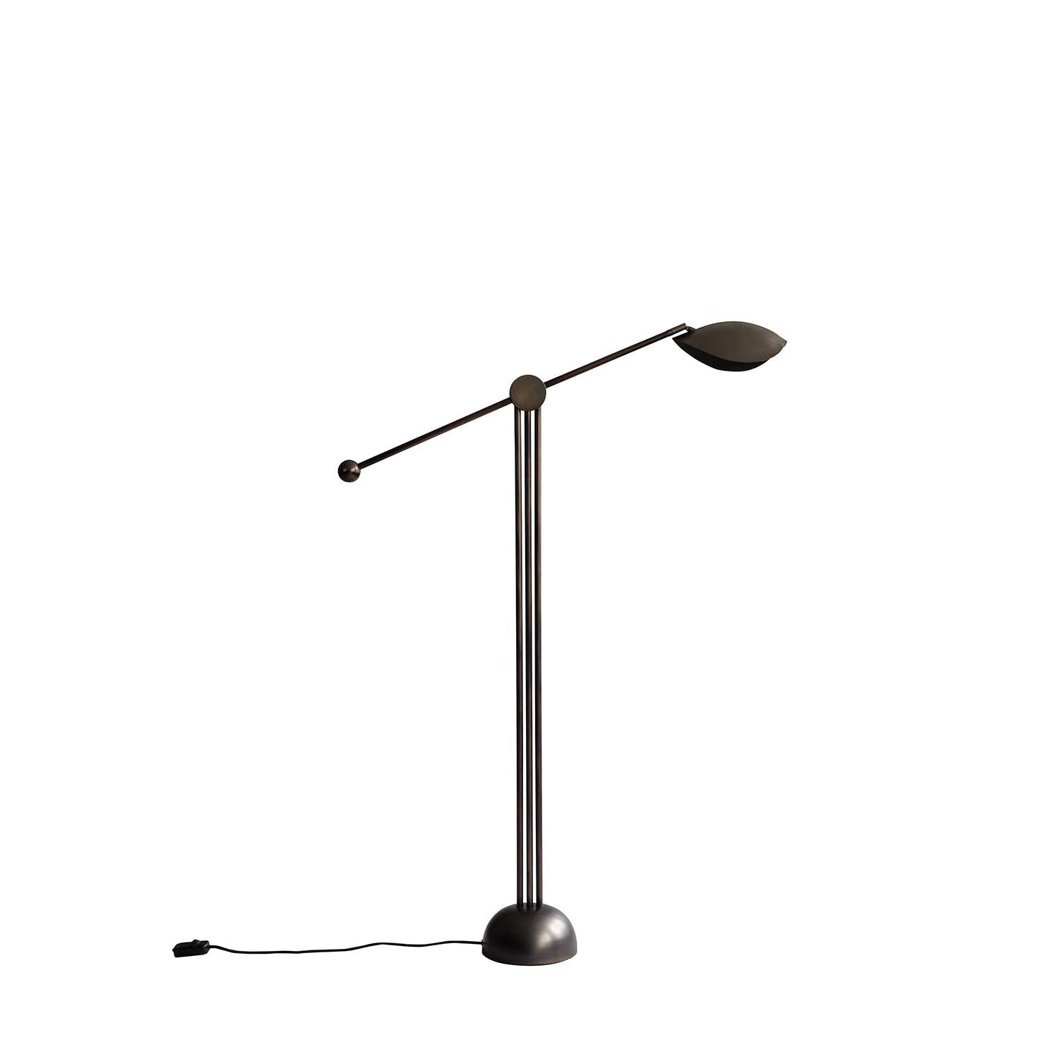 Stingray Floor - Lampadaire design en bronze pour salon brutaliste