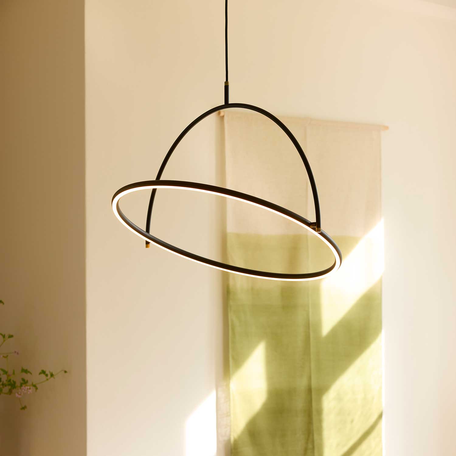 Tilt - Suspension LED moderne et minimaliste pour salon