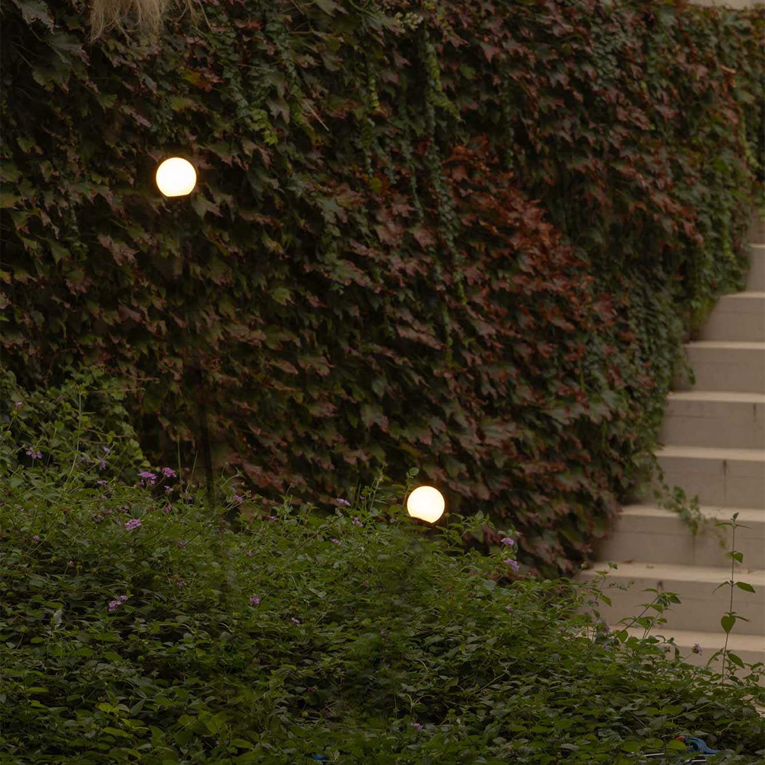 Cuca - Piquet led en acier noir pour jardin moderne