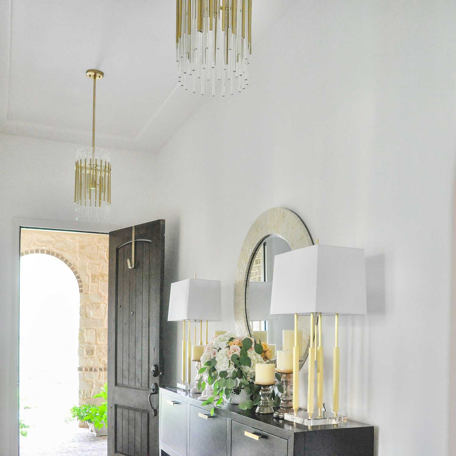 Wallis - Chic chandelier in brass or steel and modern glass