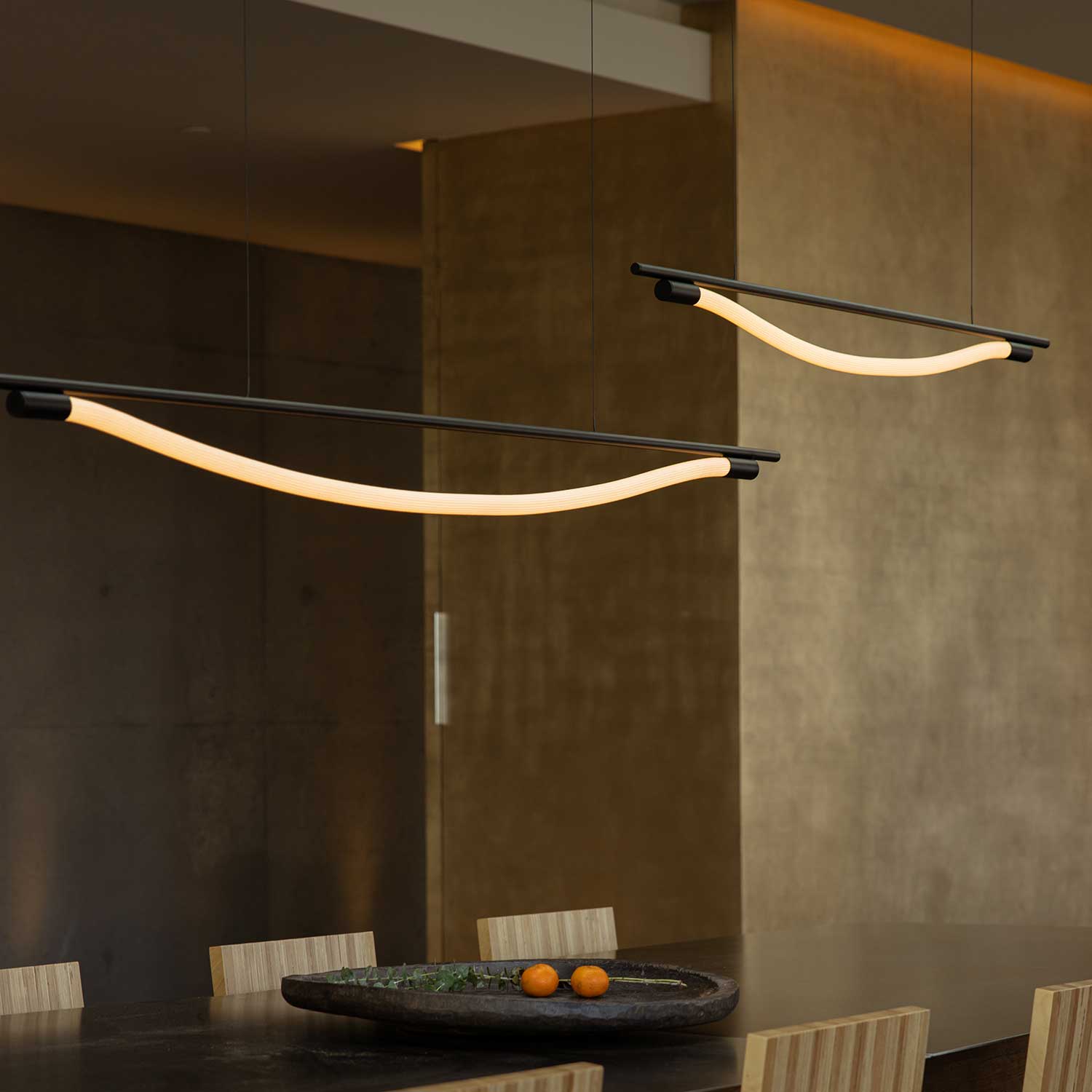 Levity Bow - Suspension linéaire tube led design pour salle à manger