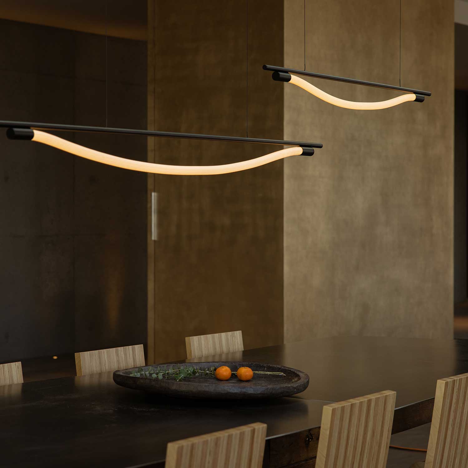 Levity Bow - Suspension linéaire tube led design pour salle à manger