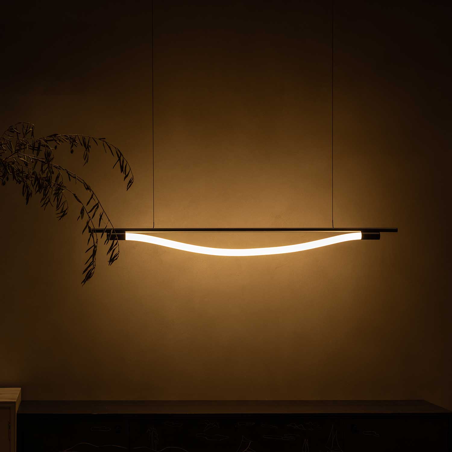 Levity Bow - Suspension linéaire tube led design pour salle à manger