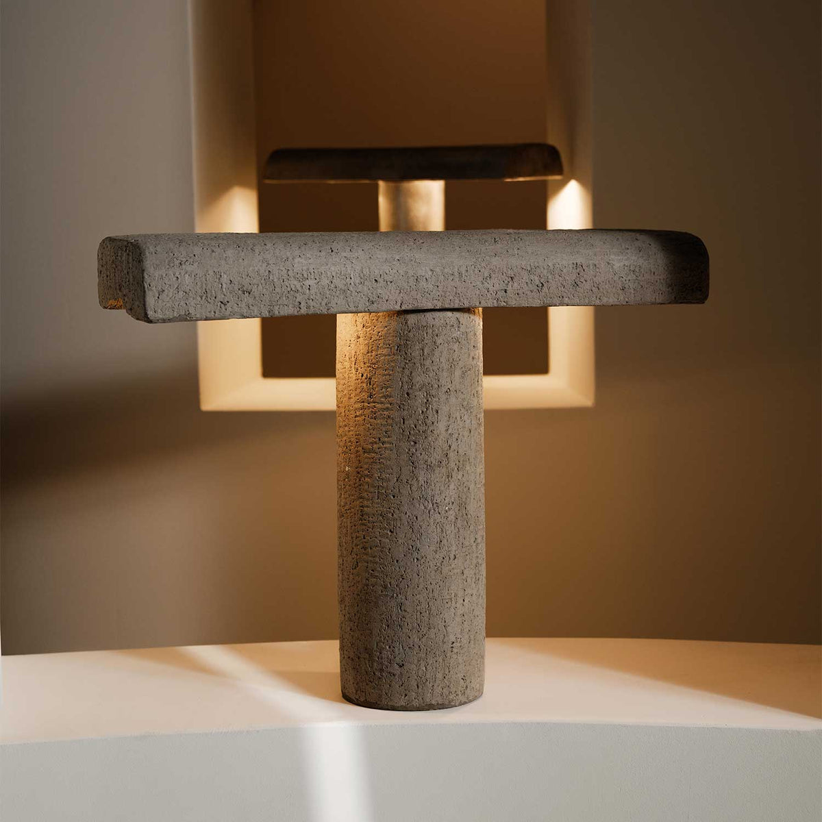 Fck - Lampe à poser en béton et aluminium, style industriel