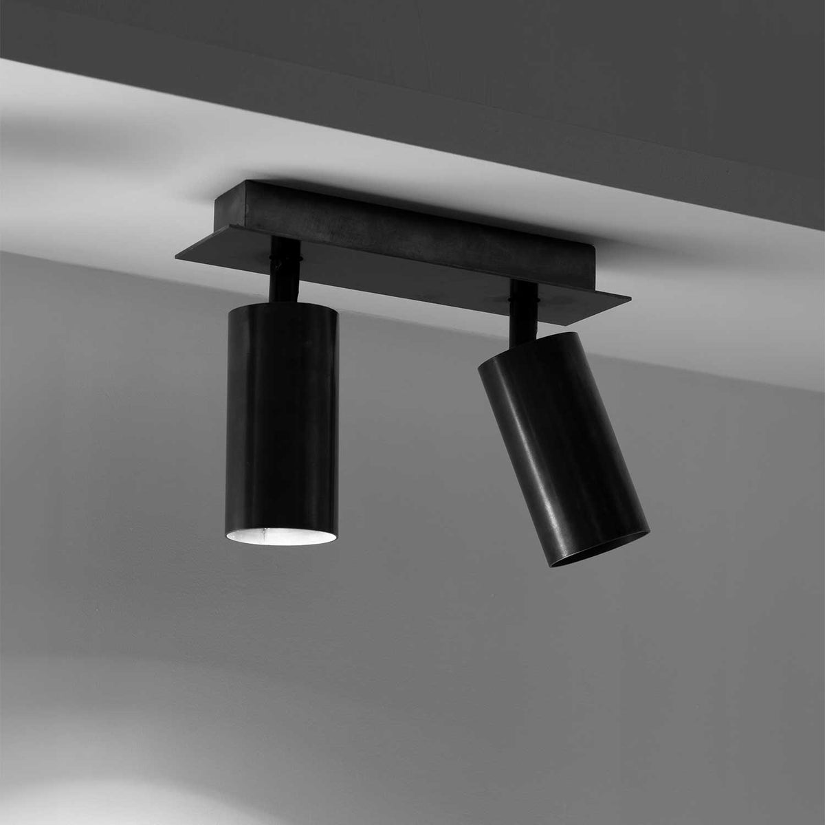 Sofisticato Nr.21 - Spot en acier bleui, style industriel