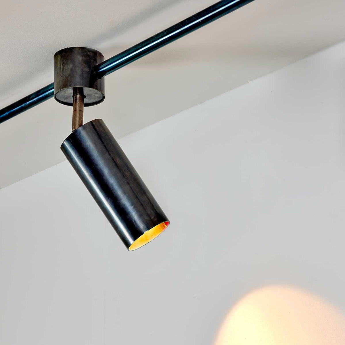 Sofisticato Nr.30 - Spot en acier bleui, style industriel