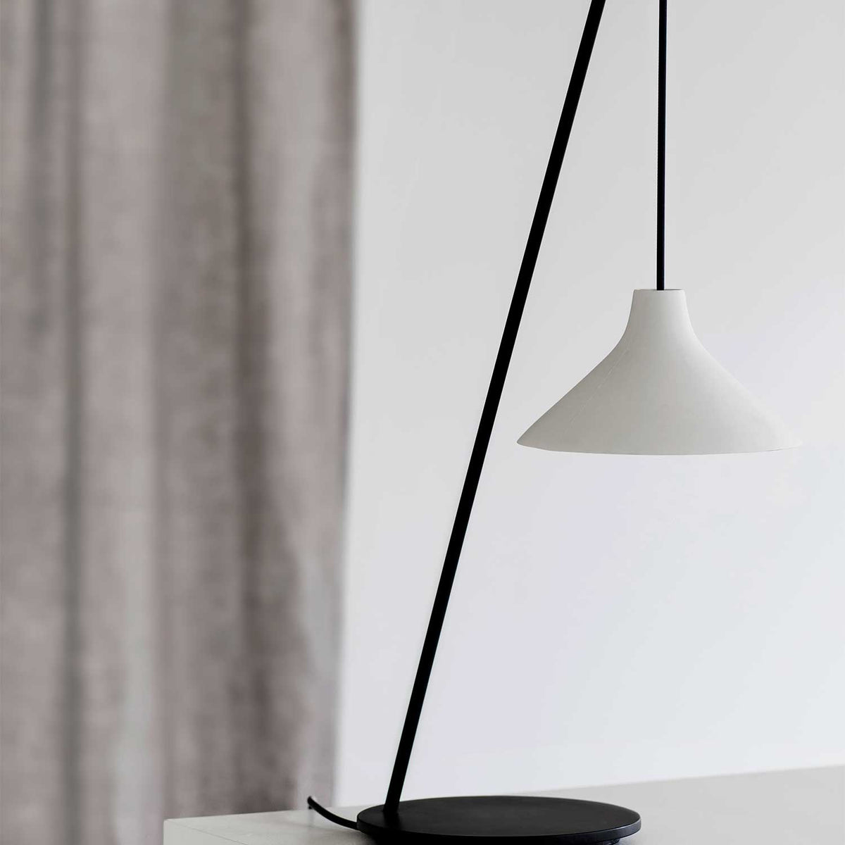 Seam - Lampe à poser en acier et porcelaine