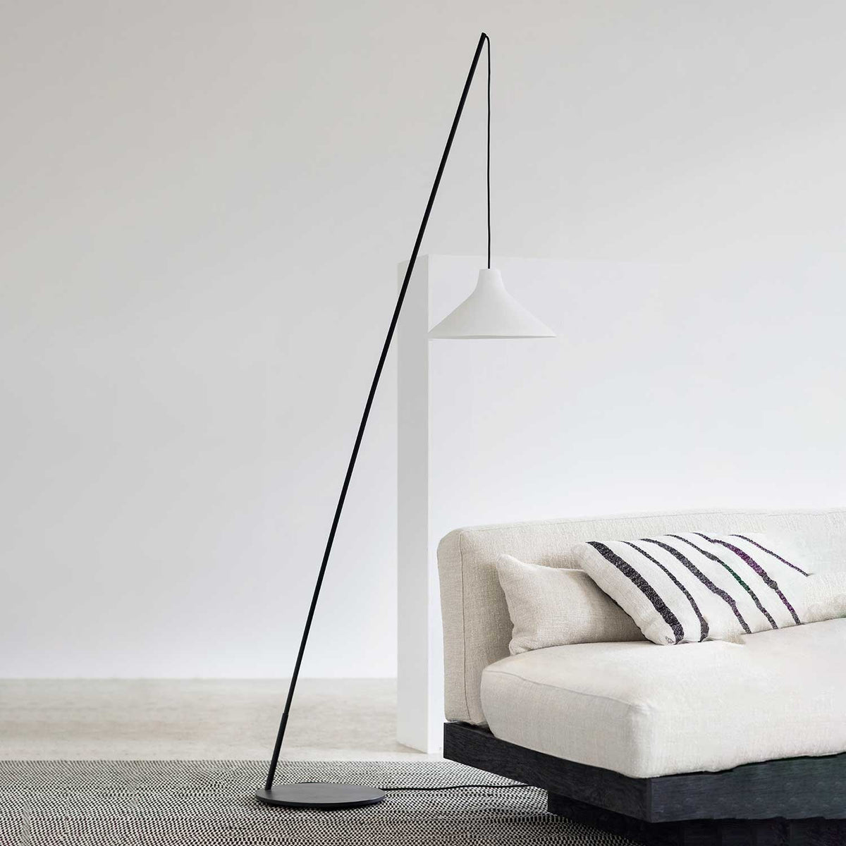 Seam - Lampadaire en acier et porcelaine