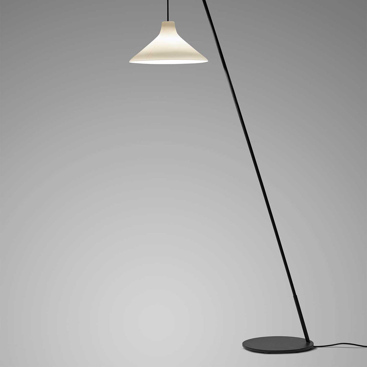 Seam - Lampadaire en acier et porcelaine