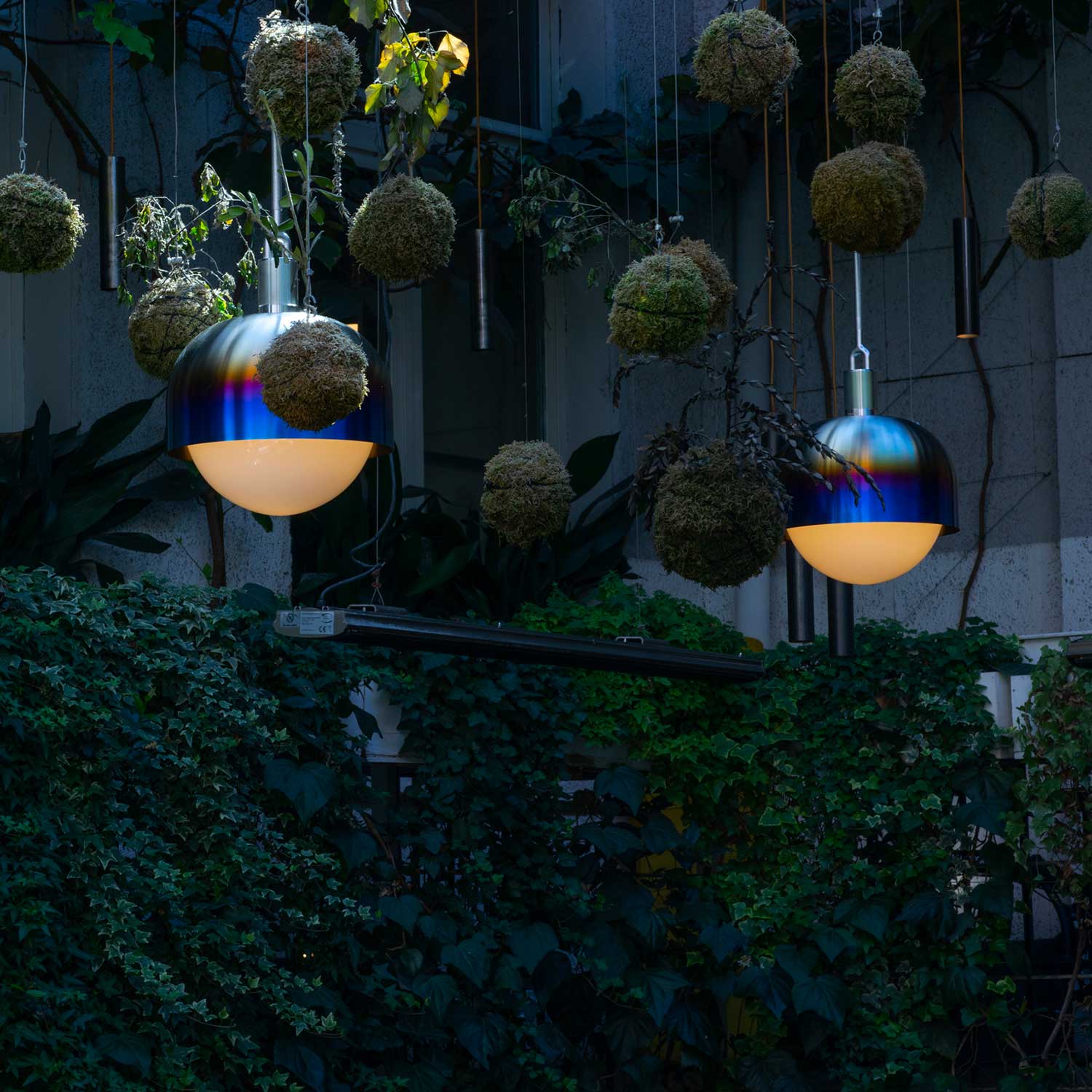 Forked Globe Shade - Suspension design pour cuisine industrielle
