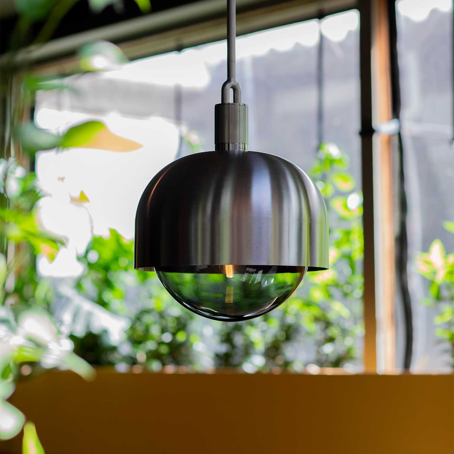 Forked Globe Shade - Suspension design pour cuisine industrielle