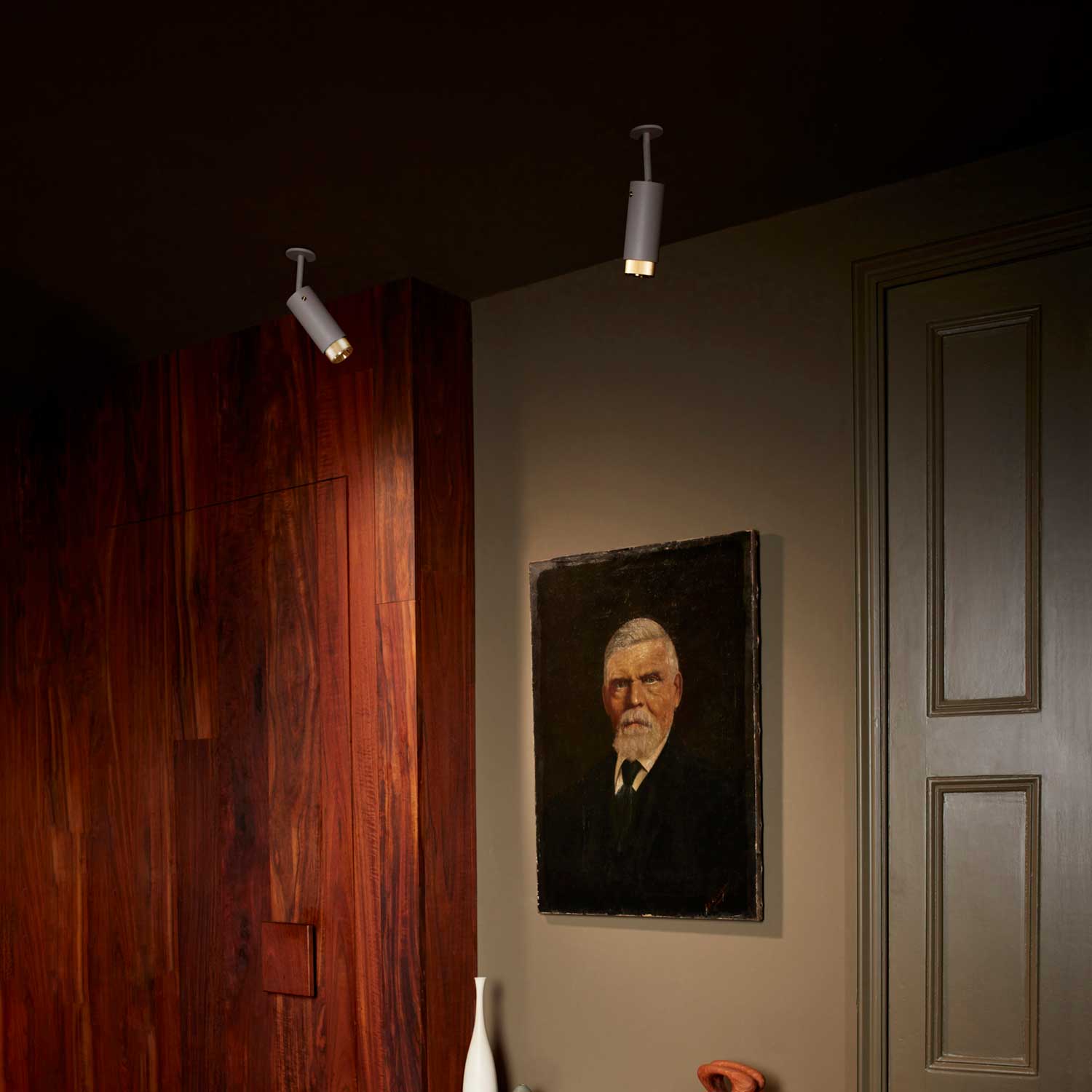 Exhaust Linear - Foco de techo orientable en acero diseño contemporáneo