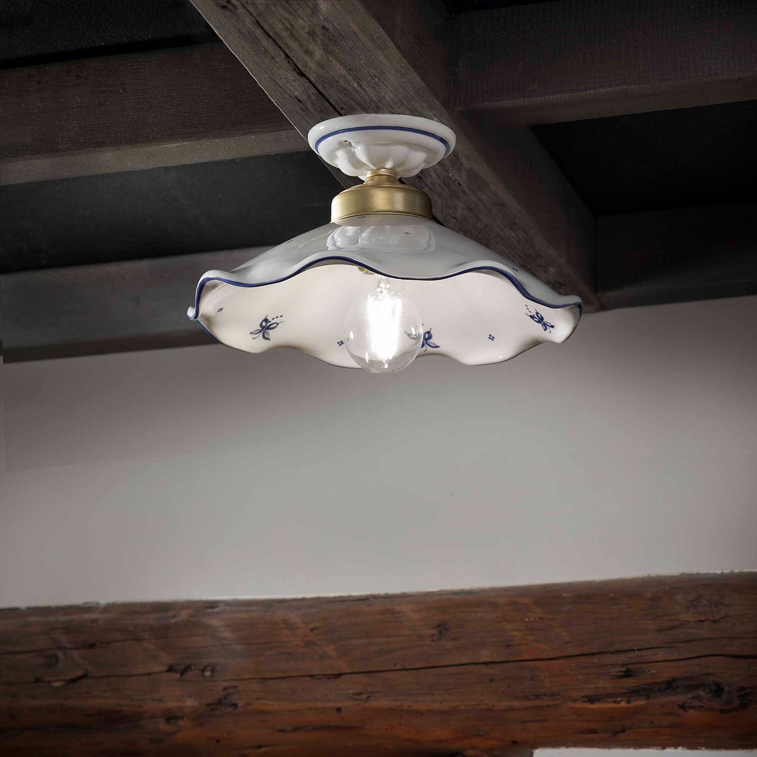 Belluno - Plafonnier cuisine vintage en céramique blanche et fleurs bleus