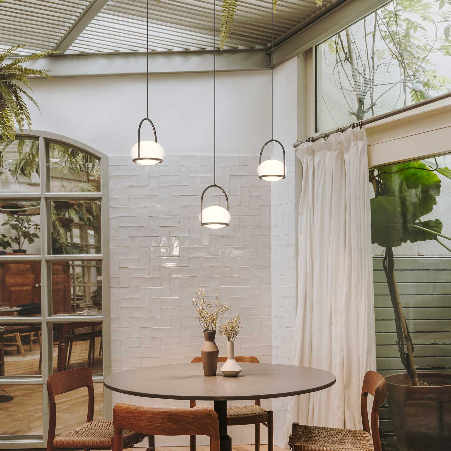 Coco Single - Suspension design boule en acrylique moderne