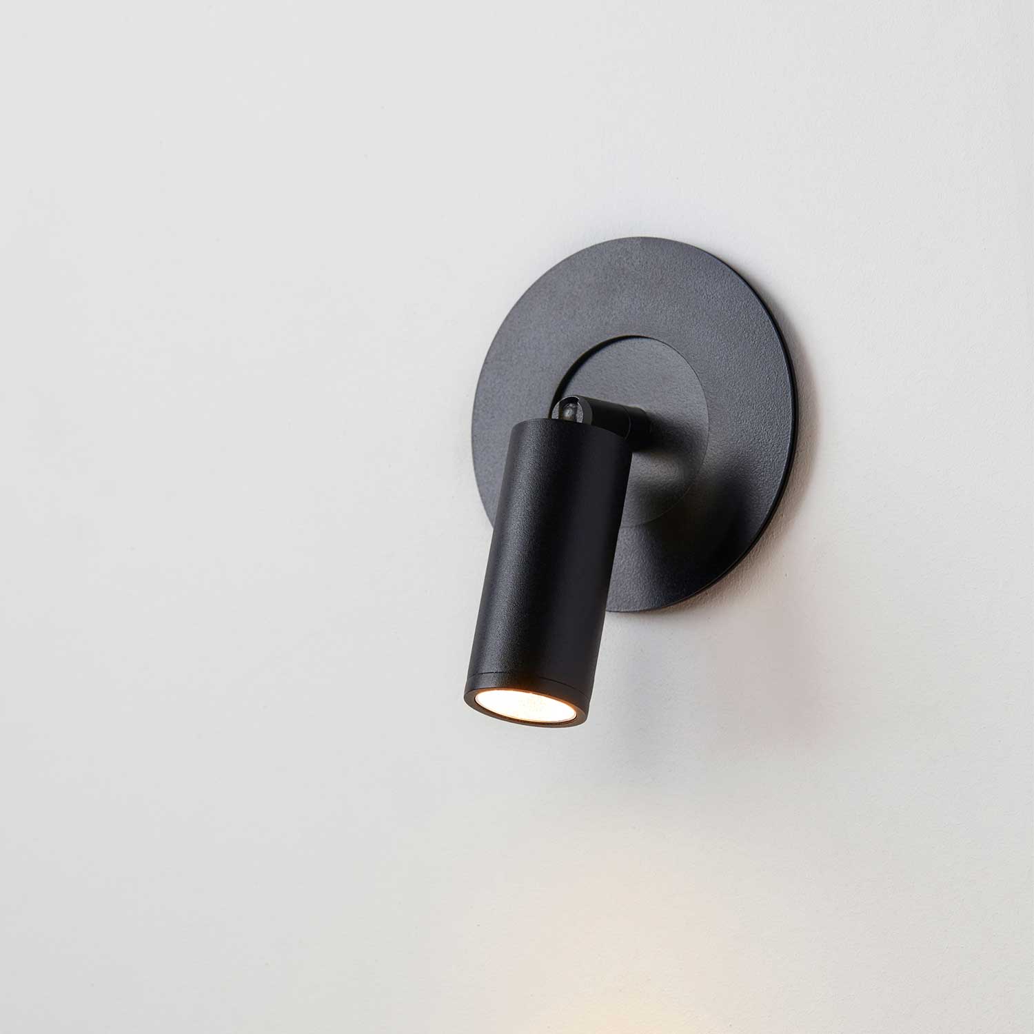 Volta - Schwarzer Wandstrahler aus Stahl mit integrierter LED