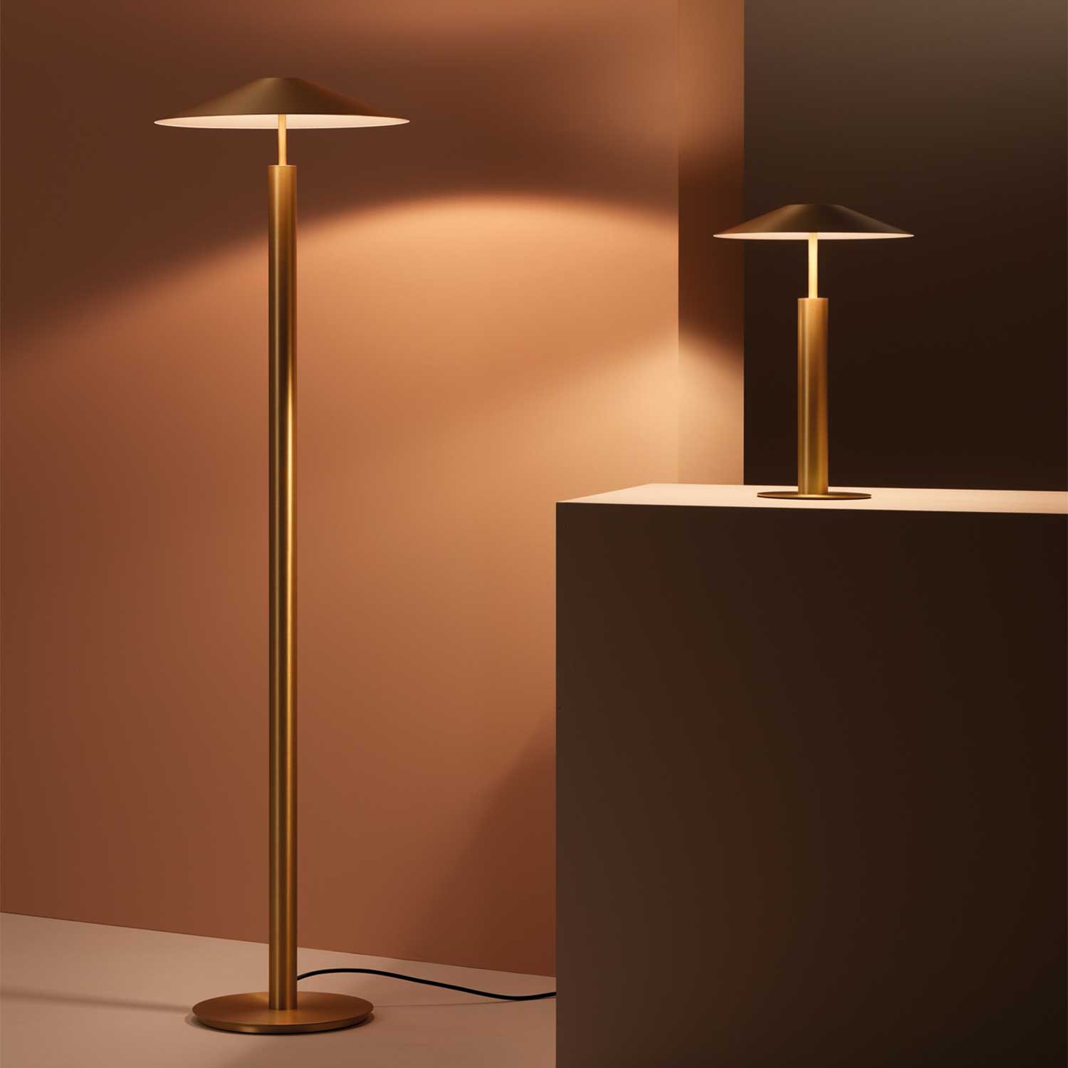 H - Lampadaire LED en acier design pour chambre ou salon